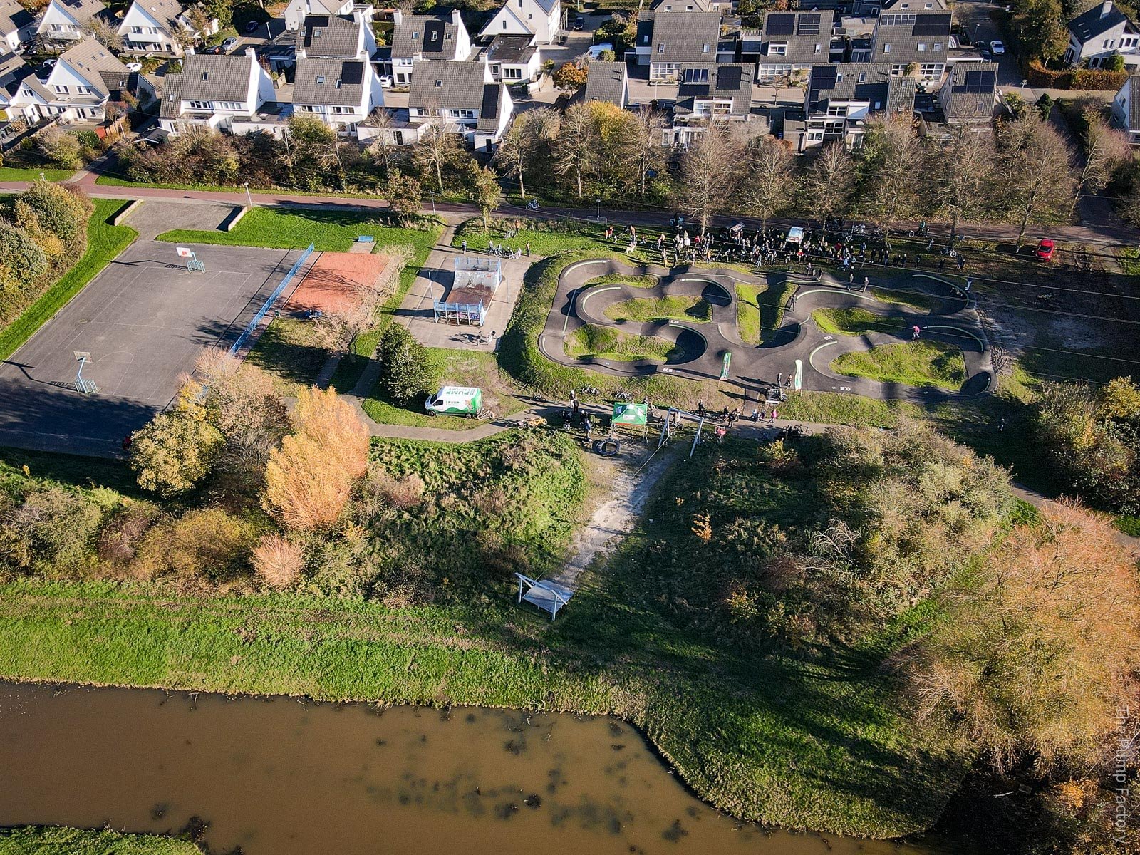 Pumptrack met Skate half pipe en baskterbalveld.jpg