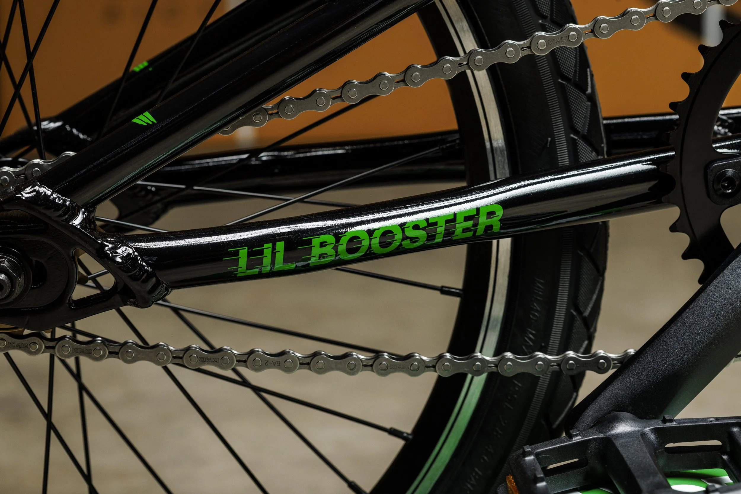 Achterwiel en ketting van de Lil Booster met Lil Booster-logo