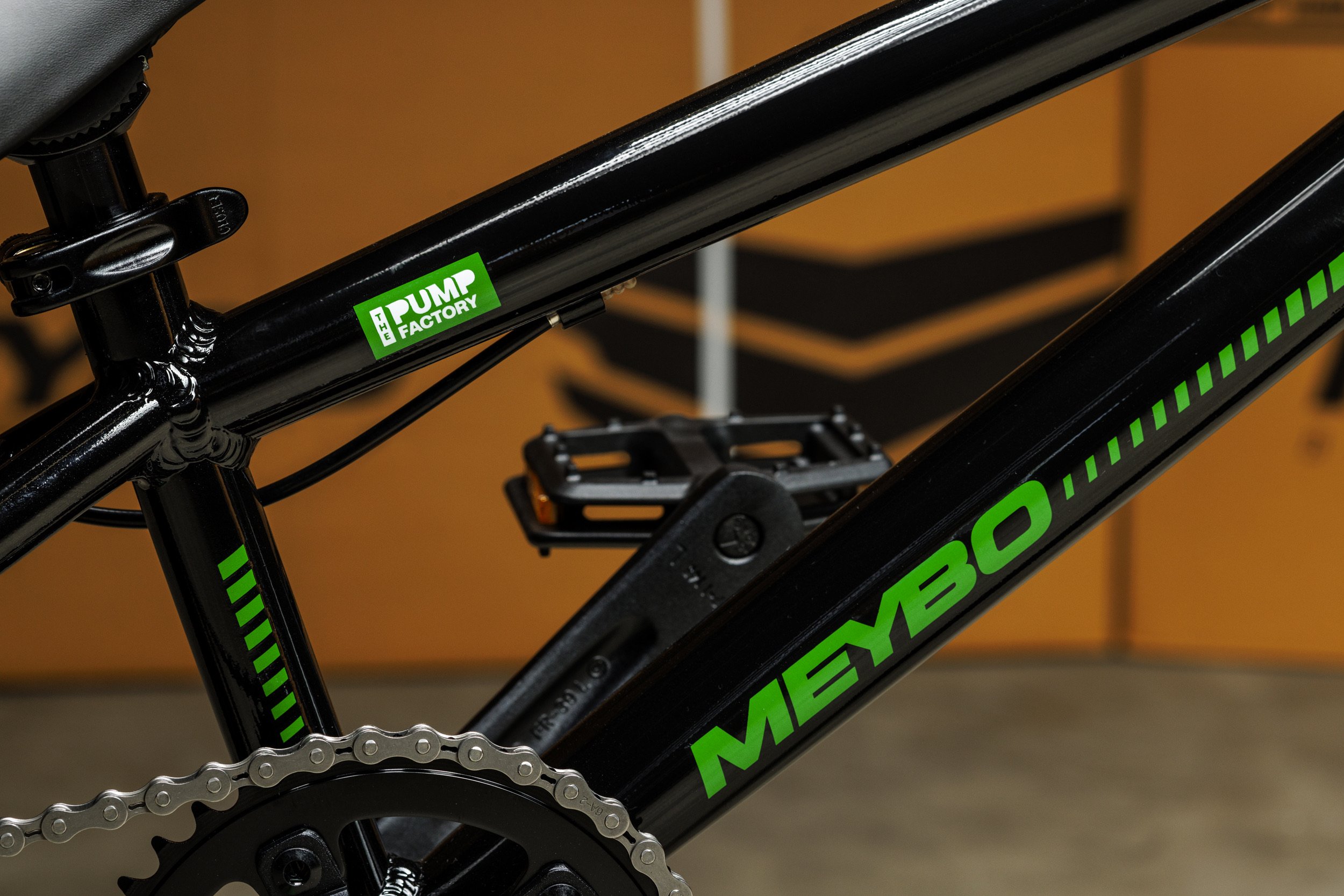 Trapas en crank van de Meybo Lil Booster pumptrackfiets