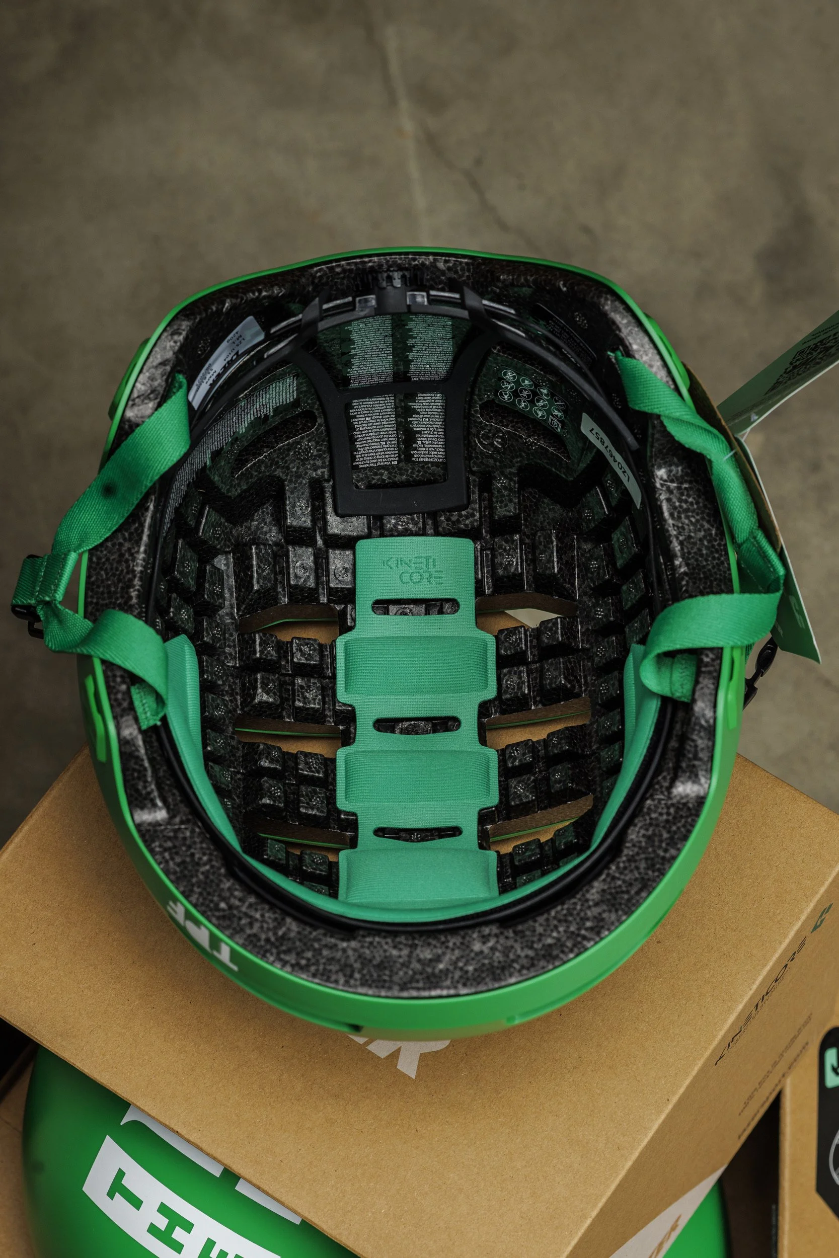 Binnenkant van de helm met KinetiCore crumple zones en verstelsysteem