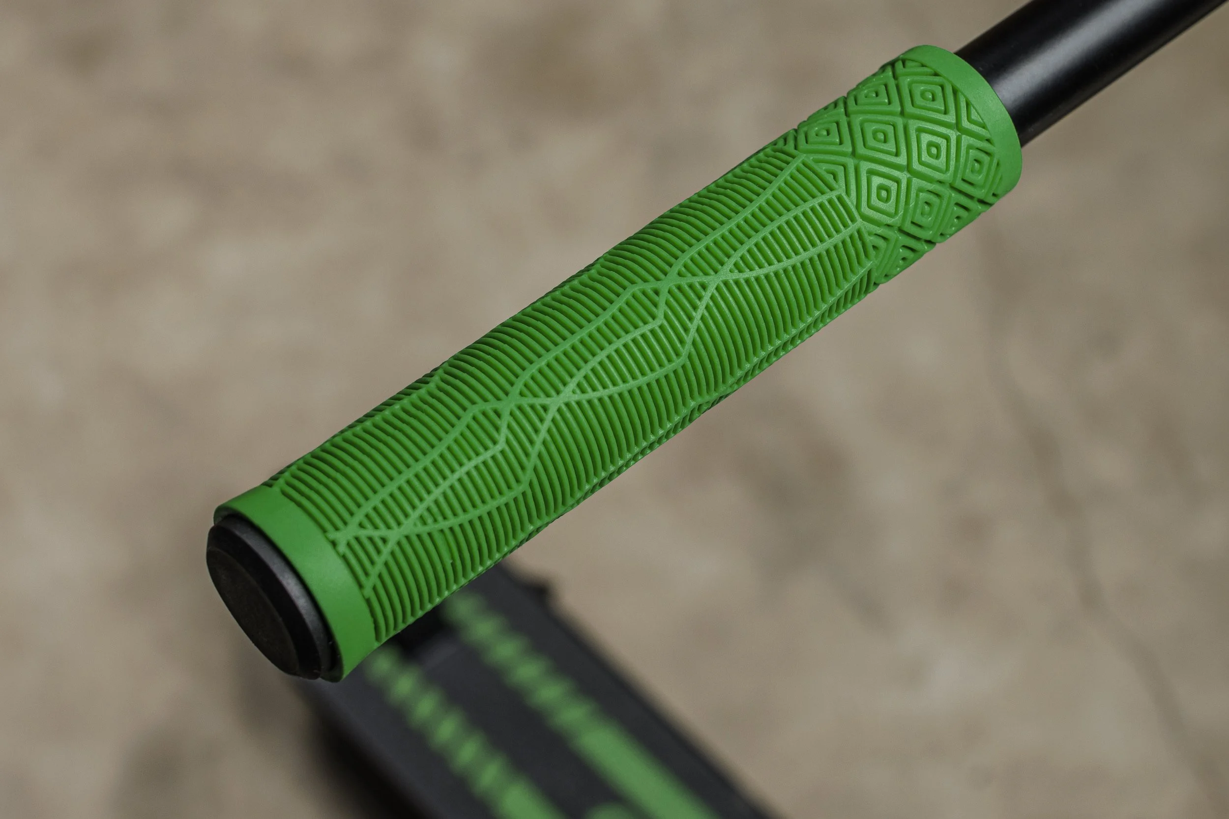 Groene handvatten van de Pump Step stuntstep