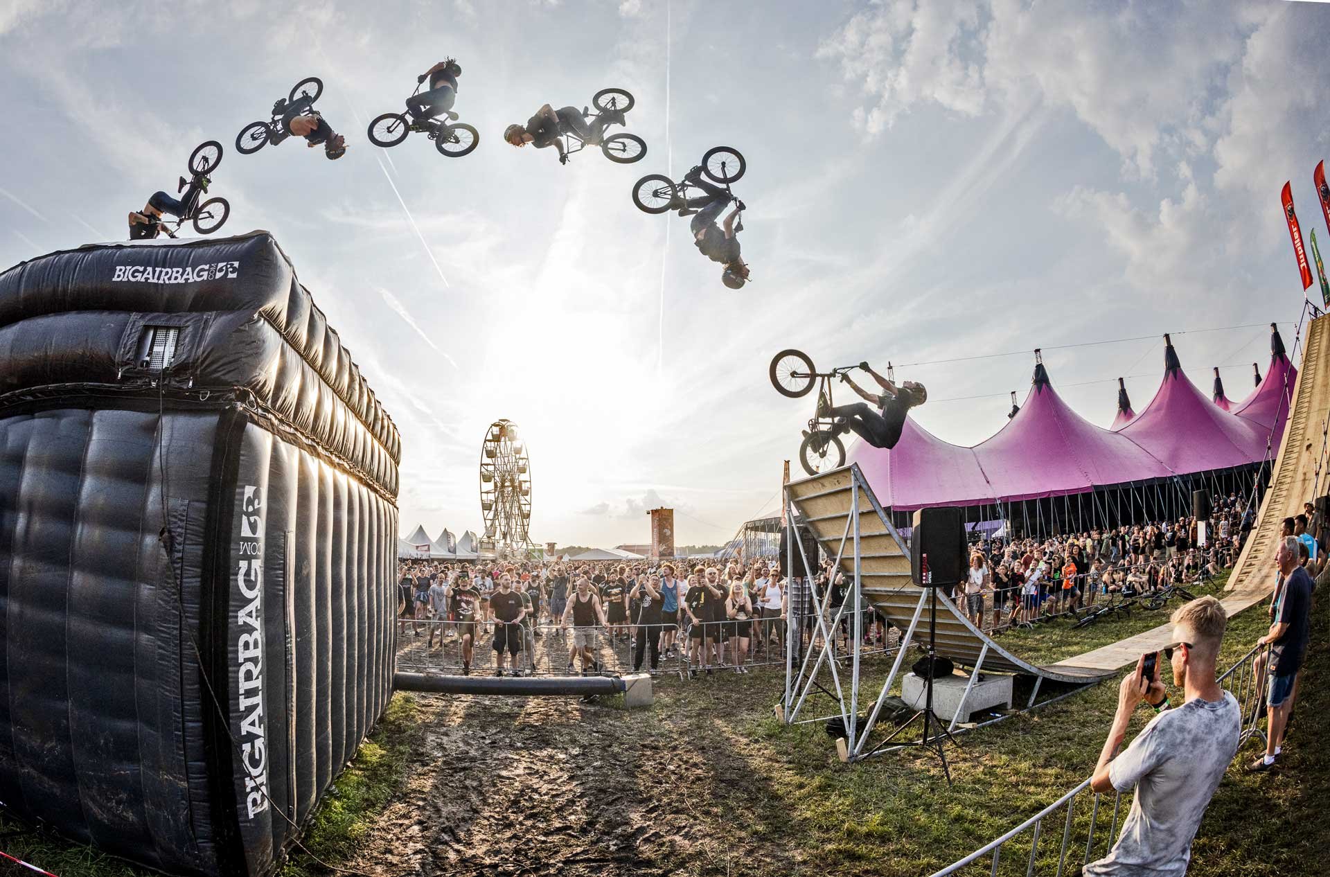 Double-backflip-op-festival-met-publiek.jpg