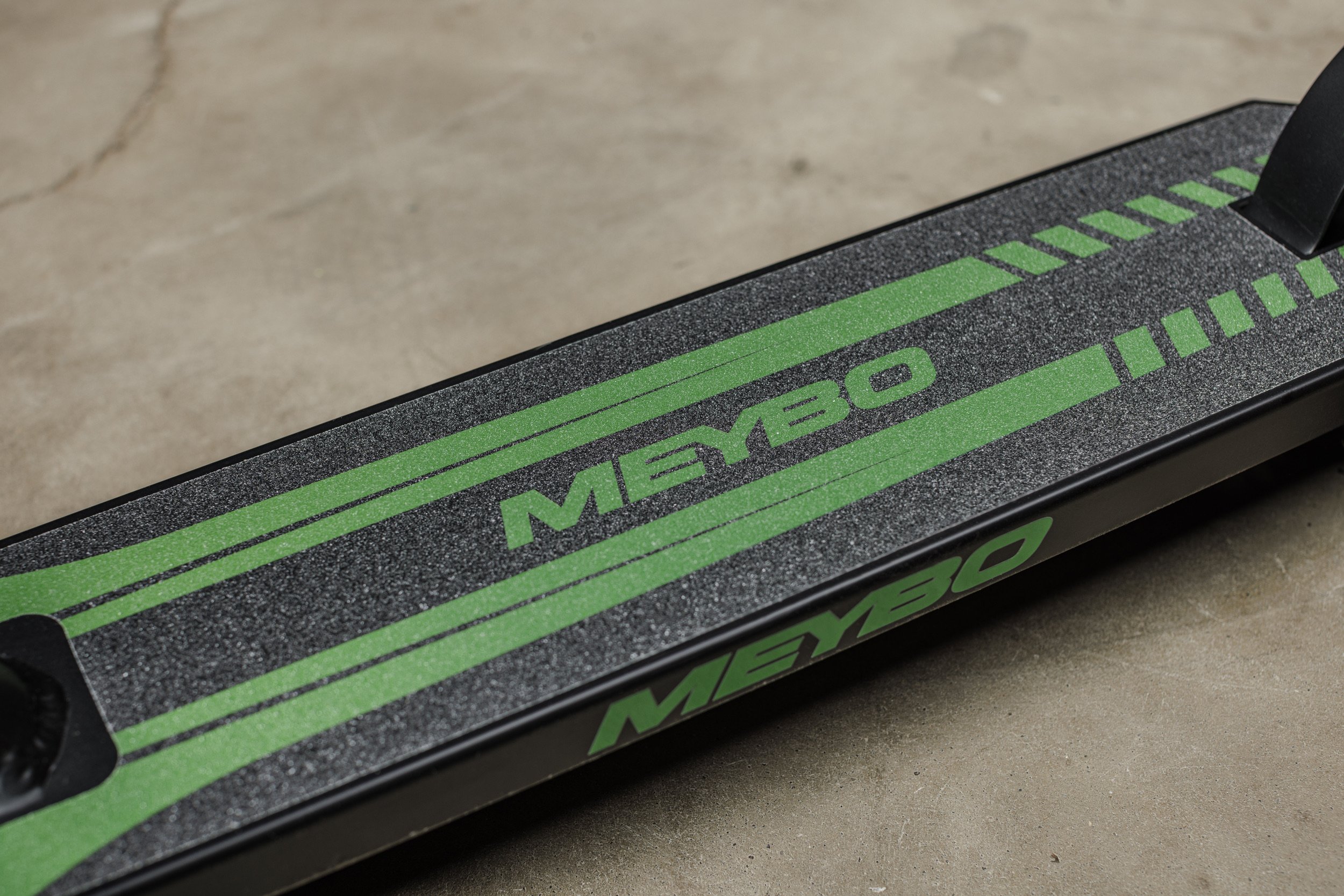 Deck met groene Meybo grip tape van de Pump Step stuntstep