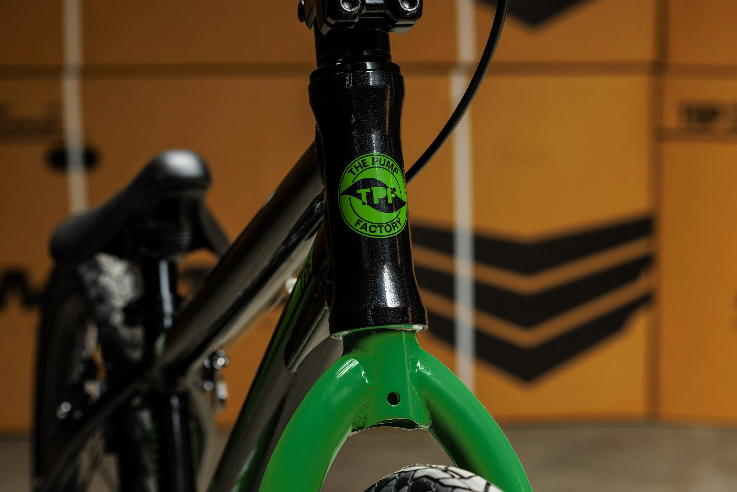 Stuur en balhoofd van de Booster met groen TPF-logo