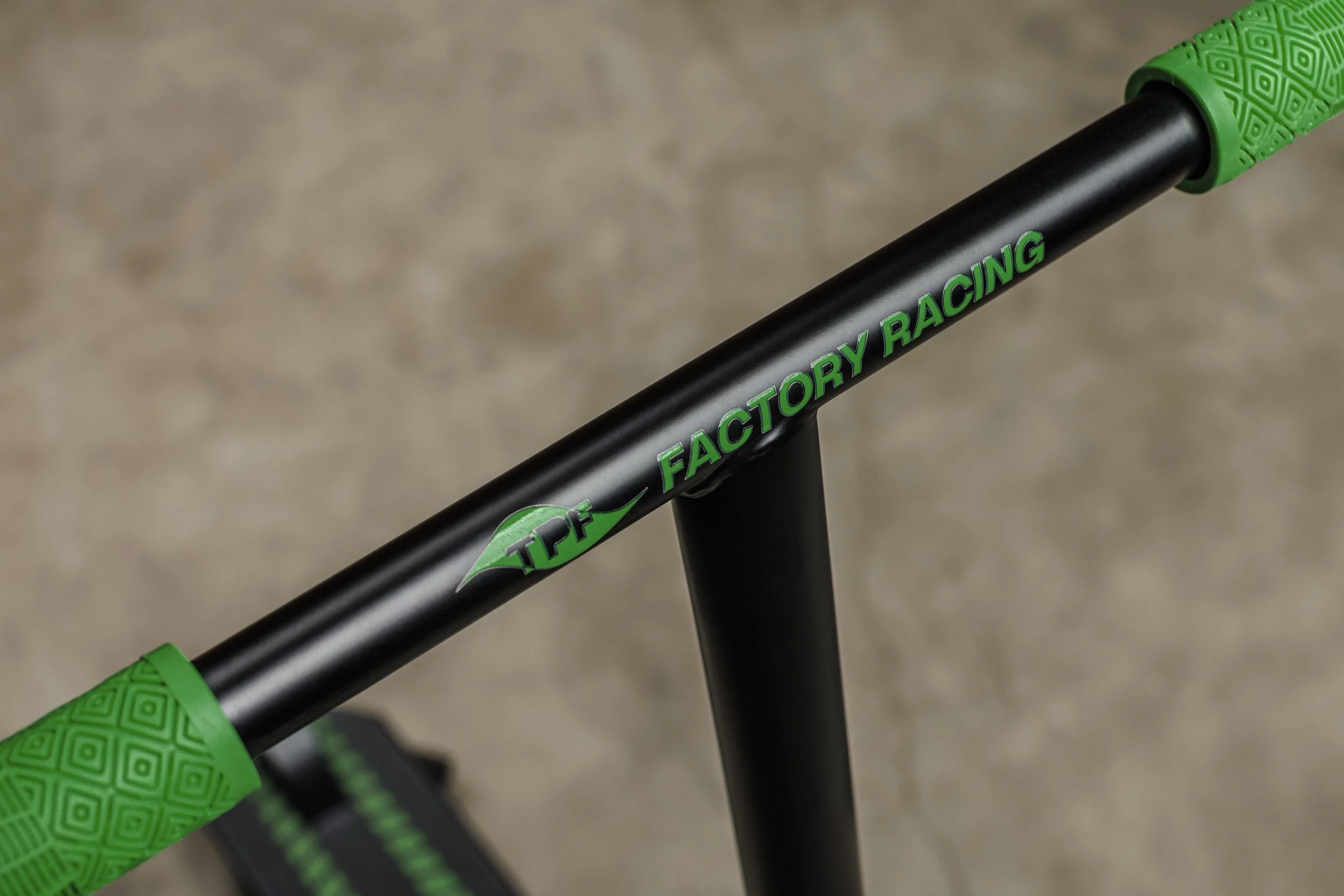 Stuur en T-bar van de Pump Step stuntstep met groene grips