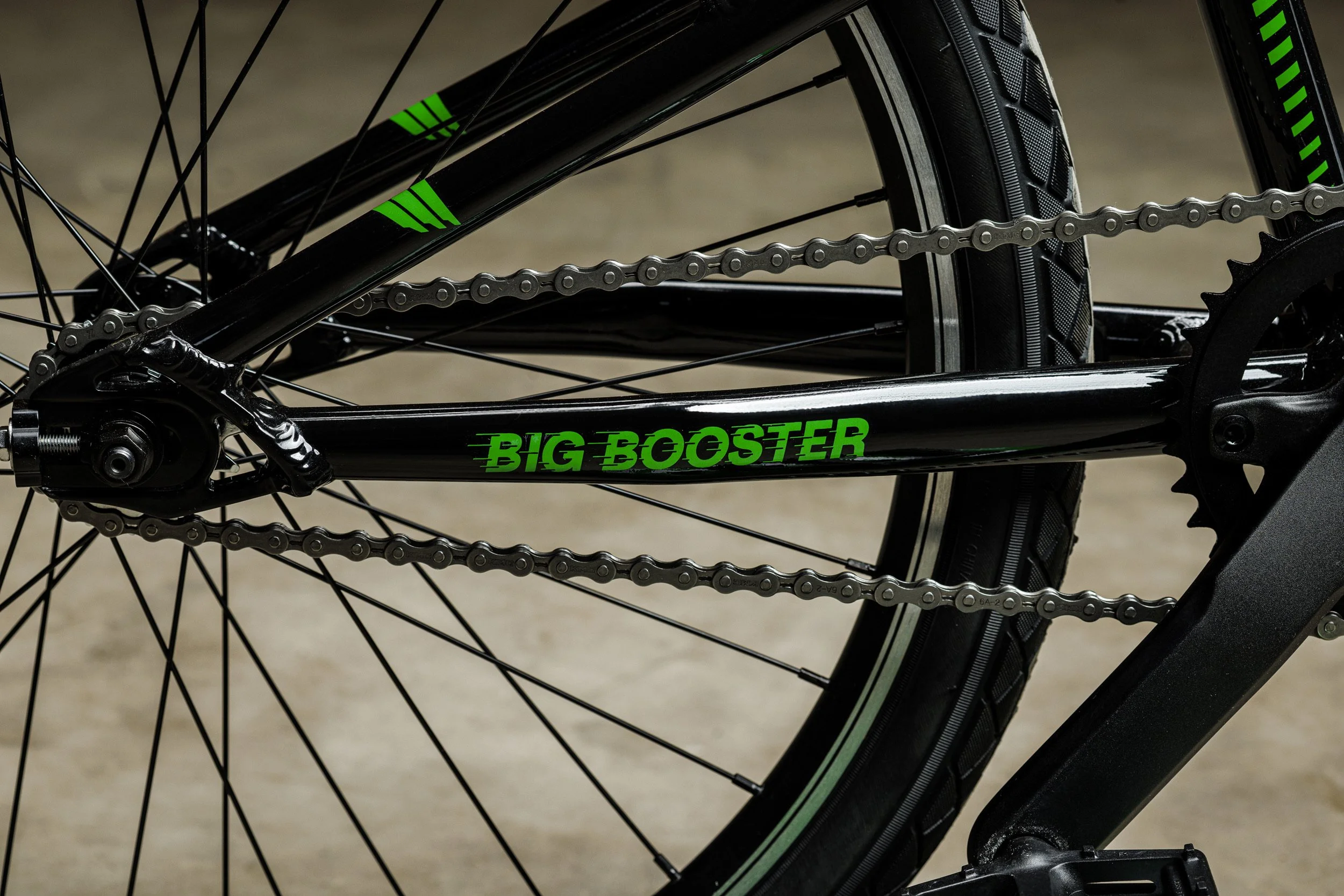 Achterwiel en ketting van de Big Booster met Big Booster-logo