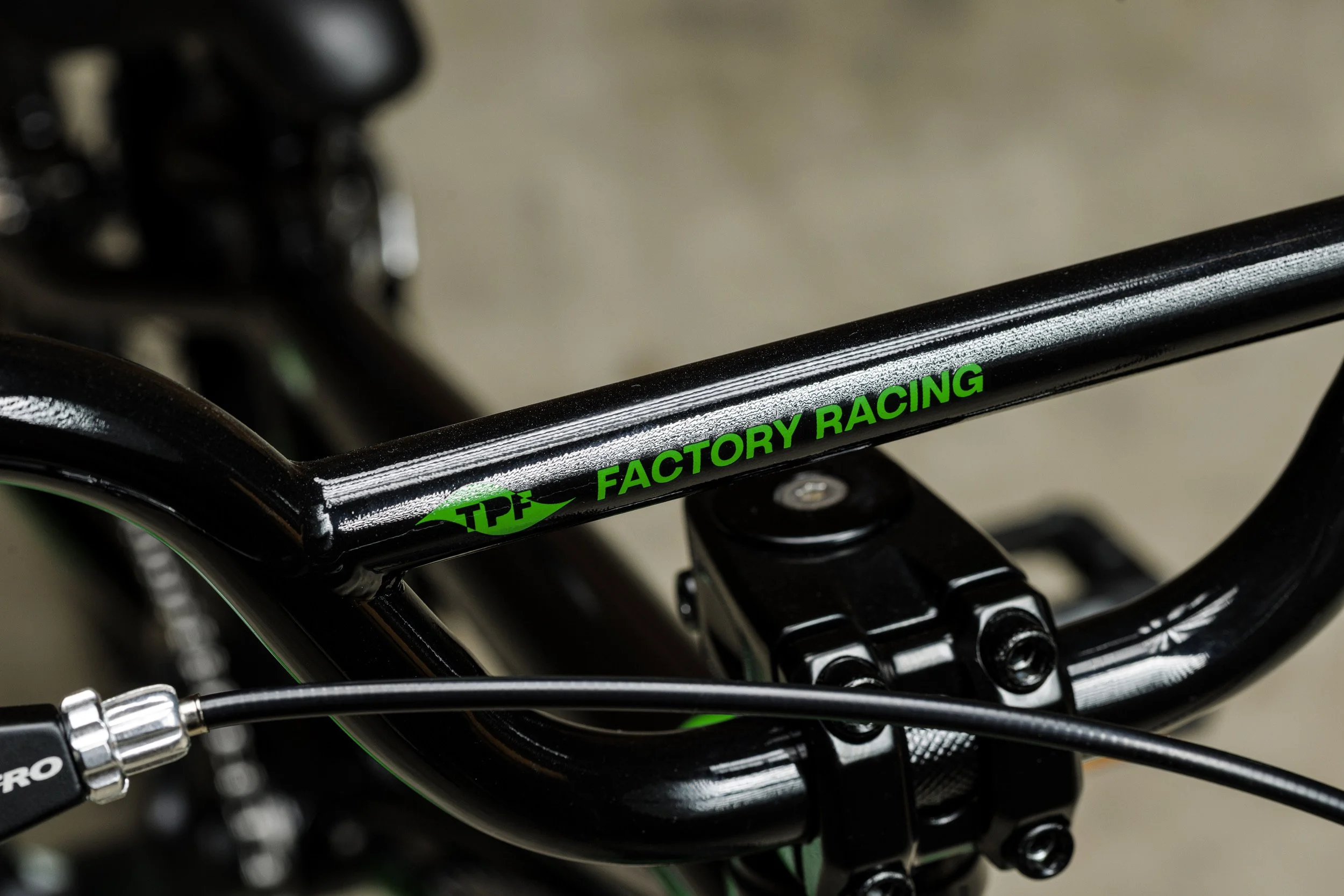 Detail bovenbuis Lil Booster met groene Factory Racing-print