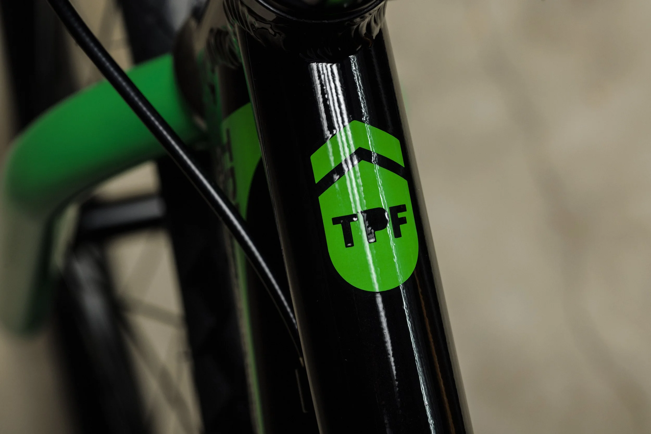 Groene vork met TPF-logo, close-up van de Big Booster TPF Edition