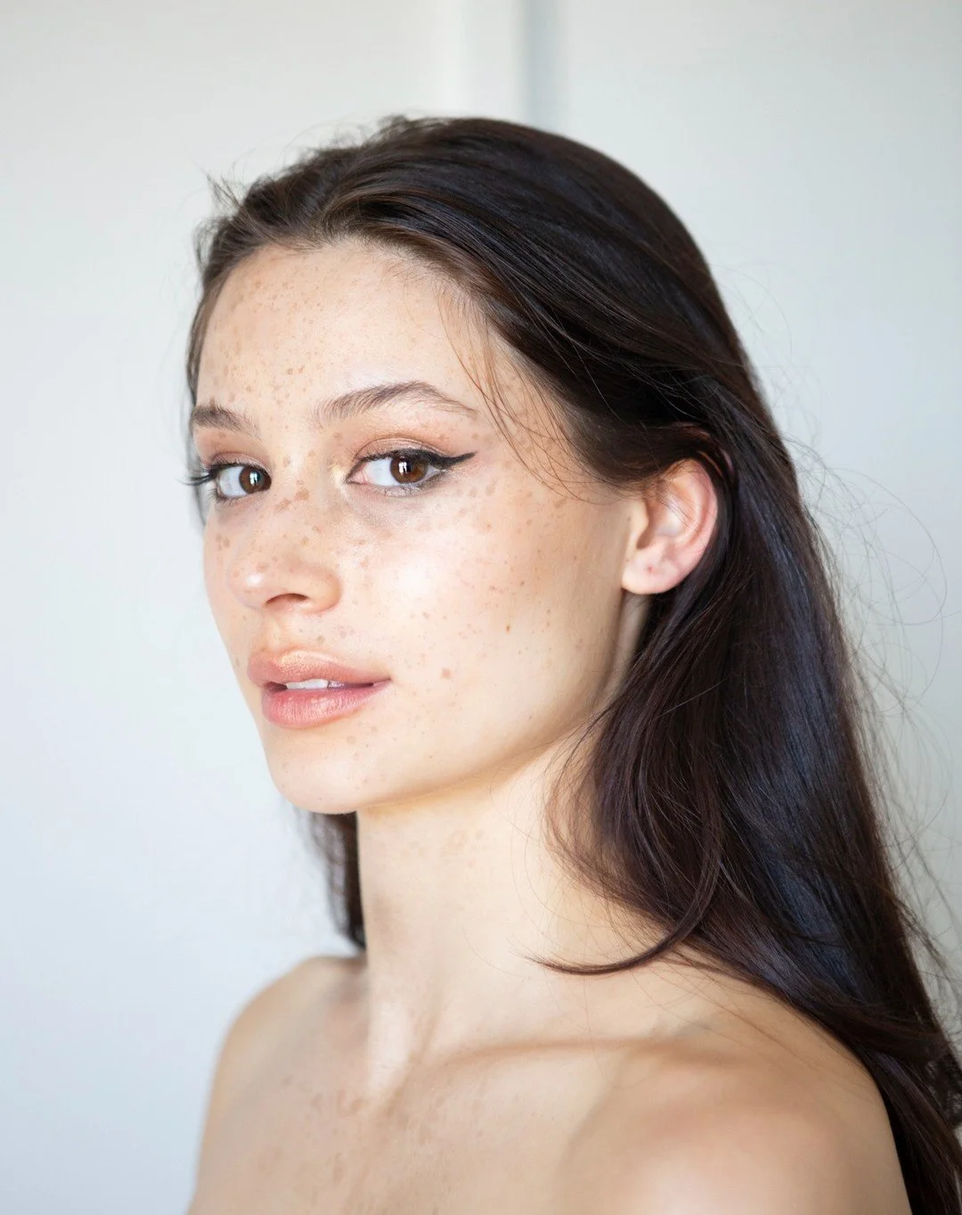 🎬 BEHIND THE SCENES 

Completely untouched images from this creative shoot in #Canberra

Featuring the work of the amazing @dovemua. How amazing are Dove's drawn on freckles on Lara!

@lara.crouch @devojkatalent 

Get in touch via link in bio 💫
Inf