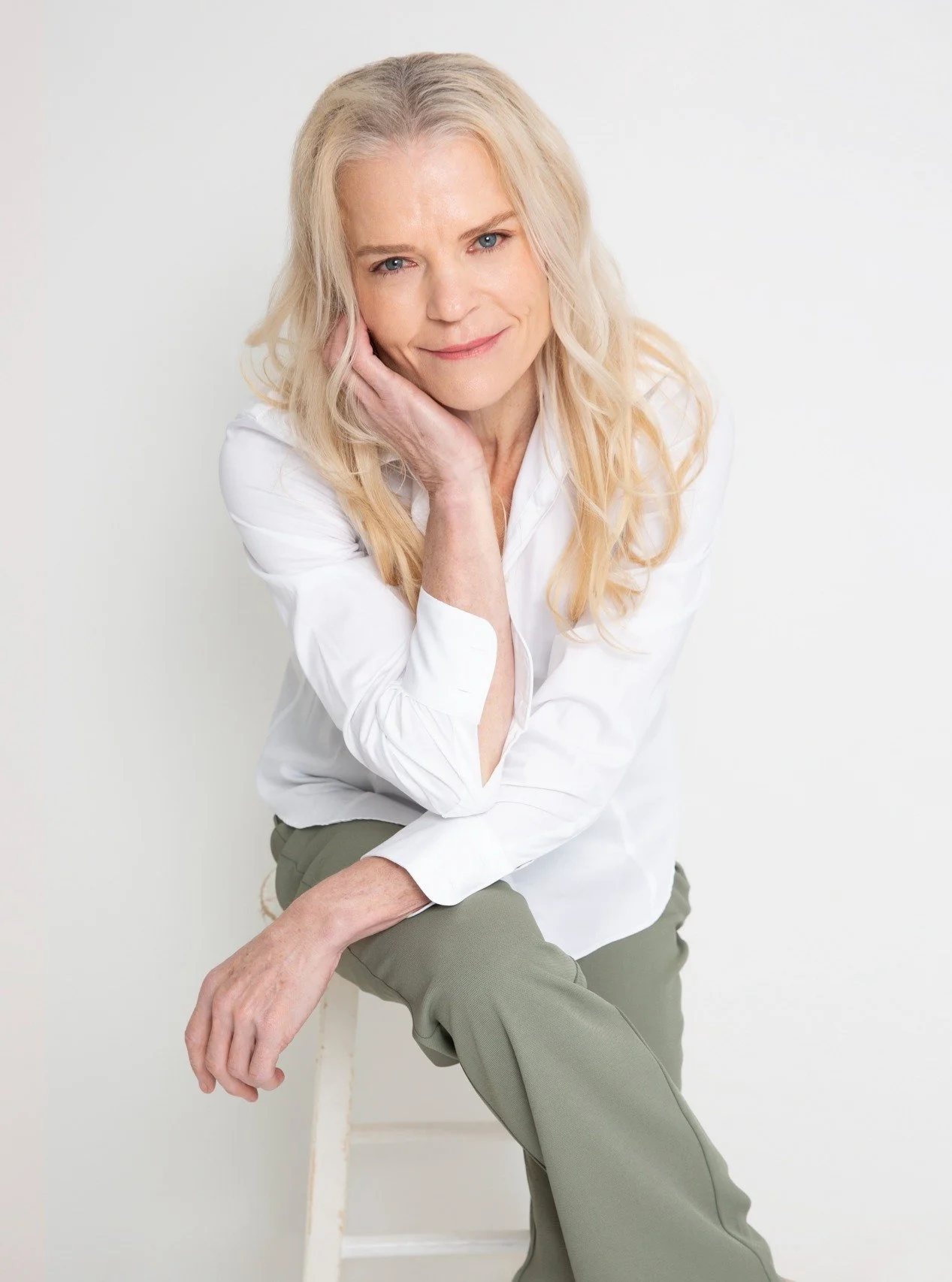 New personal branding shoot for the amazing Delwyn!

Delwyn is a multi-talented accomplished woman who is a:

▫️ Soft Tissue Therapist 30+ yrs
▫️ Nutrition and wellness consultant
▫️ Author (who is just about to launch a brand new book)
▫️Aspiring fa