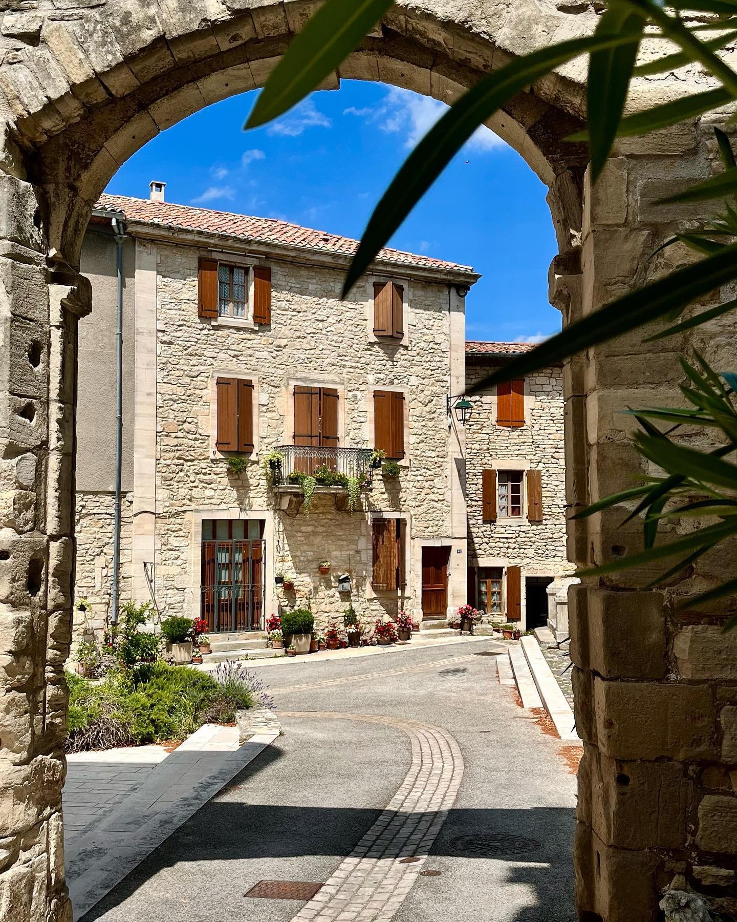 Doorkijkjes in het mooie Barjac!
Barjac, een stadje gelegen op een heuvel in het noorden van de Gard, ligt vlak onder de grens met buurdepartement Ard&egrave;che. Hierdoor levert Barjac de meest prachtige uitzichten tijdens het wandelen om het centru