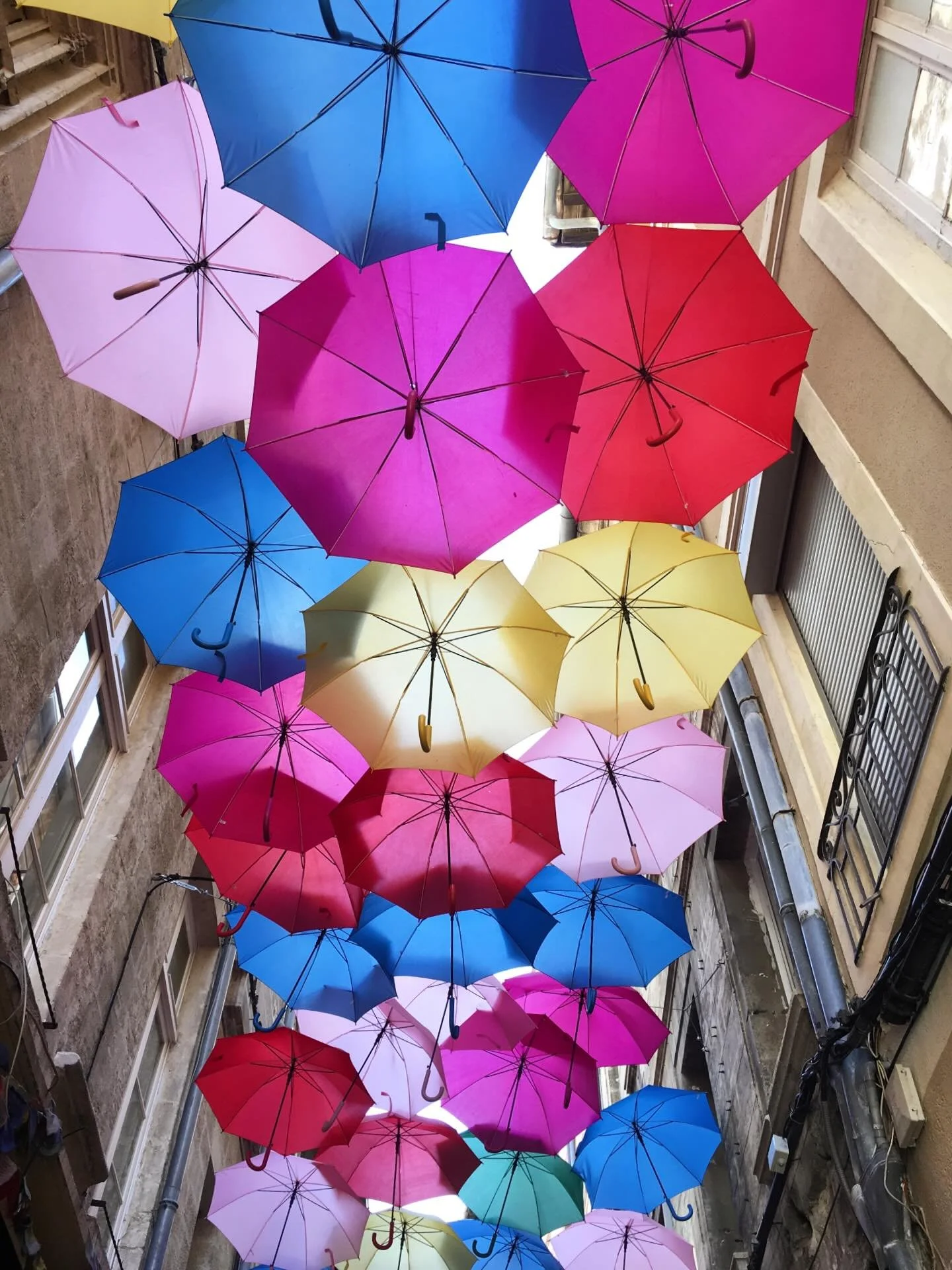 Heerlijk flaneren in de straten van Avignon. 

&bull;
#avignon #avignonfrance🇫🇷 #avignoncity