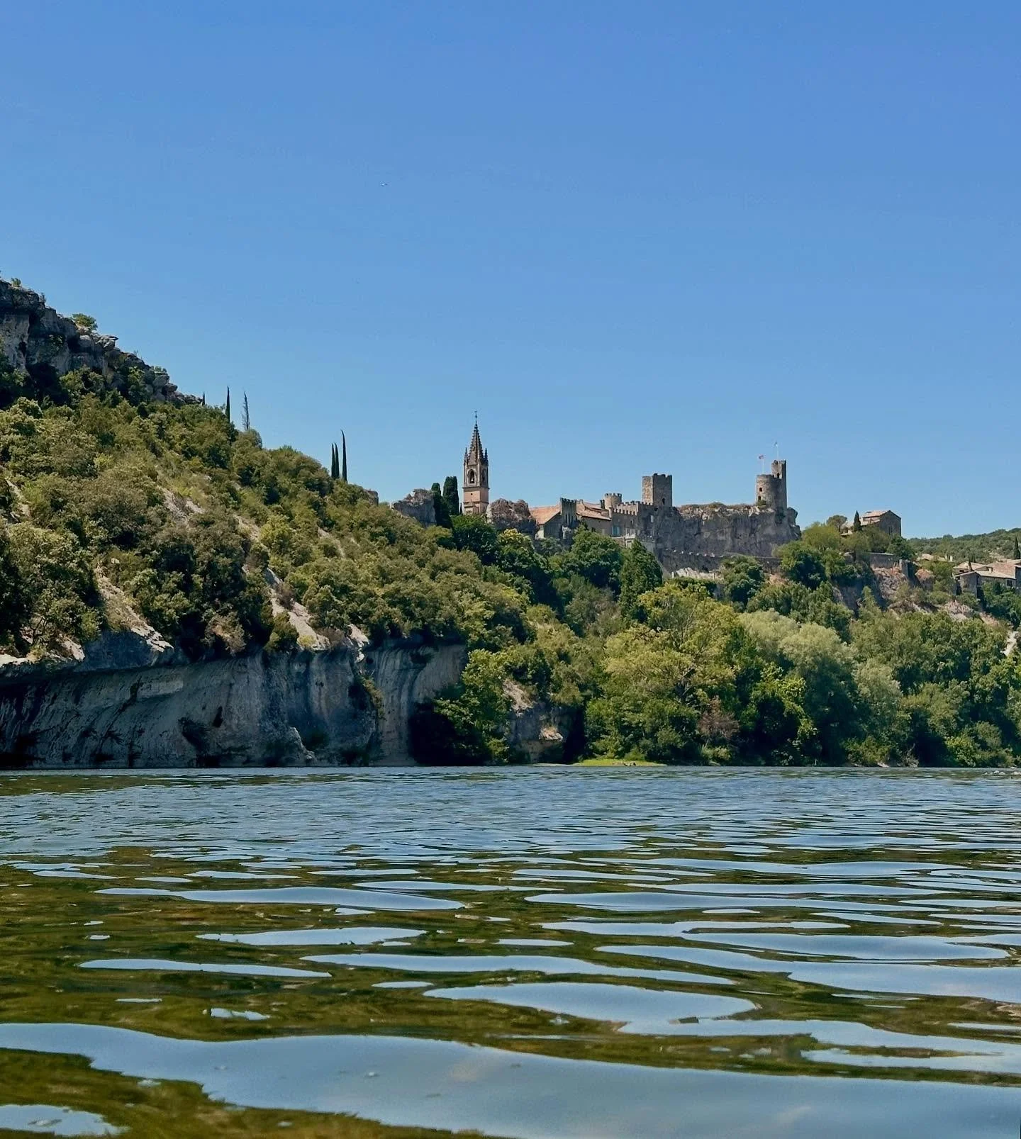 Een mooie blik op het dorp Aigueze vanuit de rivier Ard&egrave;che in St Martin d&rsquo;Ard&egrave;che