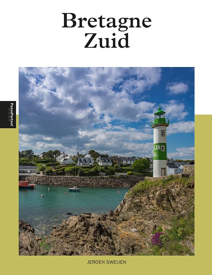 Kaart van Zuid-Bretagne met afbeelding van een vuurtoren bij een kust met boten en witte huizen op de achtergrond.