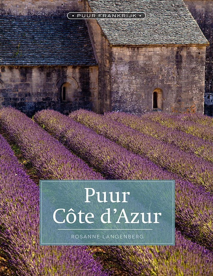Een afbeelding van een boekcover met een uitgestrekte lavendelveld voor oude stenen gebouwen in de regio Côte d'Azur, Frankrijk.