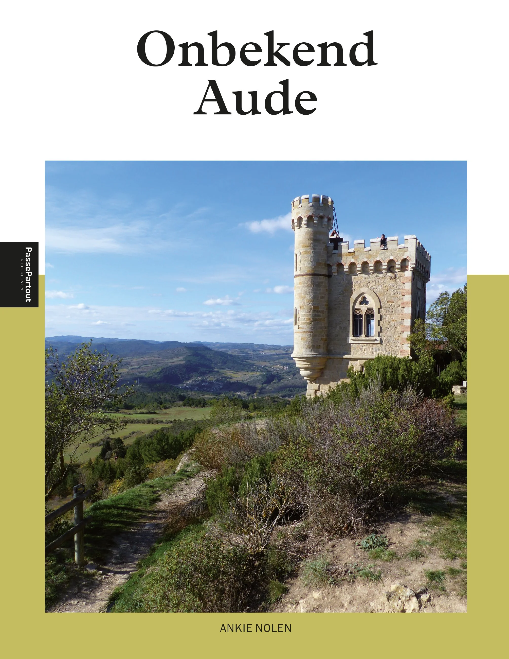 Boekcover van 'Onbekend Aude' door Ank Nolen met een afbeelding van een oud kasteel bovenop een heuvel met uitzicht op het platteland.