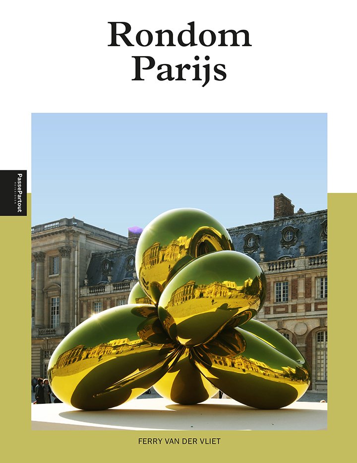 Boekomslag van 'Rondom Parijs' met een moderne, reflecterende goudkleurige sculptuur en historische straatgebouwen op de achtergrond.
