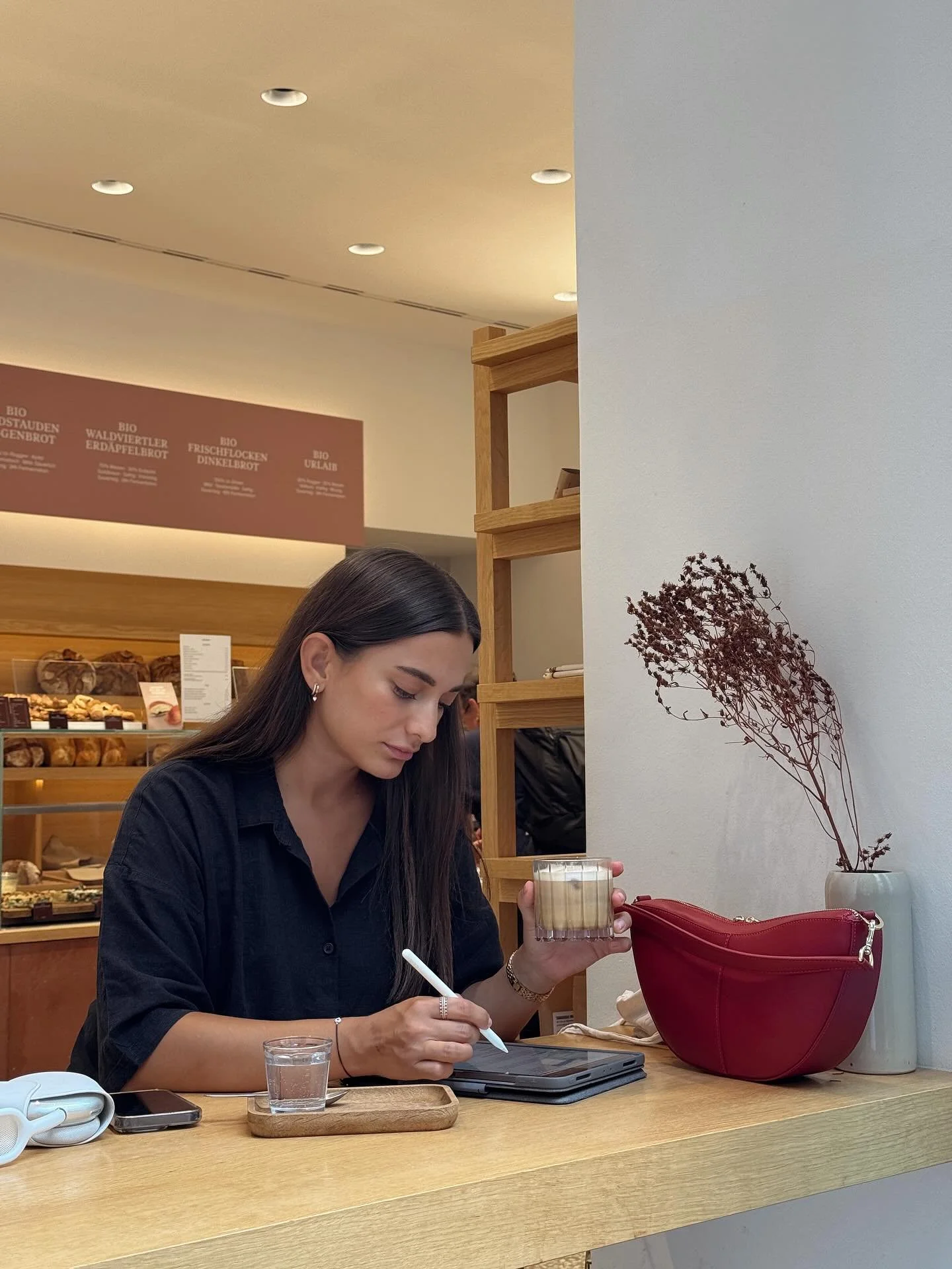 City walks, soft layers and the quiet elegance of the Paola Bag.