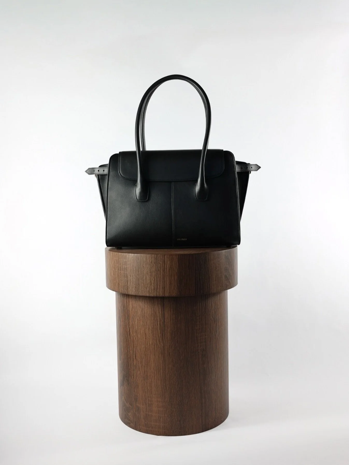 The Atelier Bag.
Designed to last. Crafted to stay.
Italian leather, quiet confidence. 
Stay tuned.