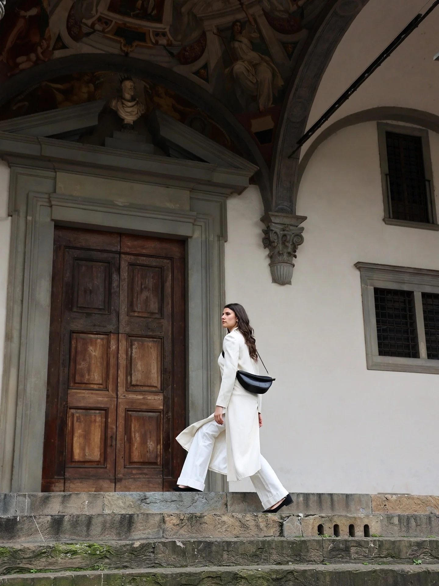 City strolls with the Paola in Charcoal Black.