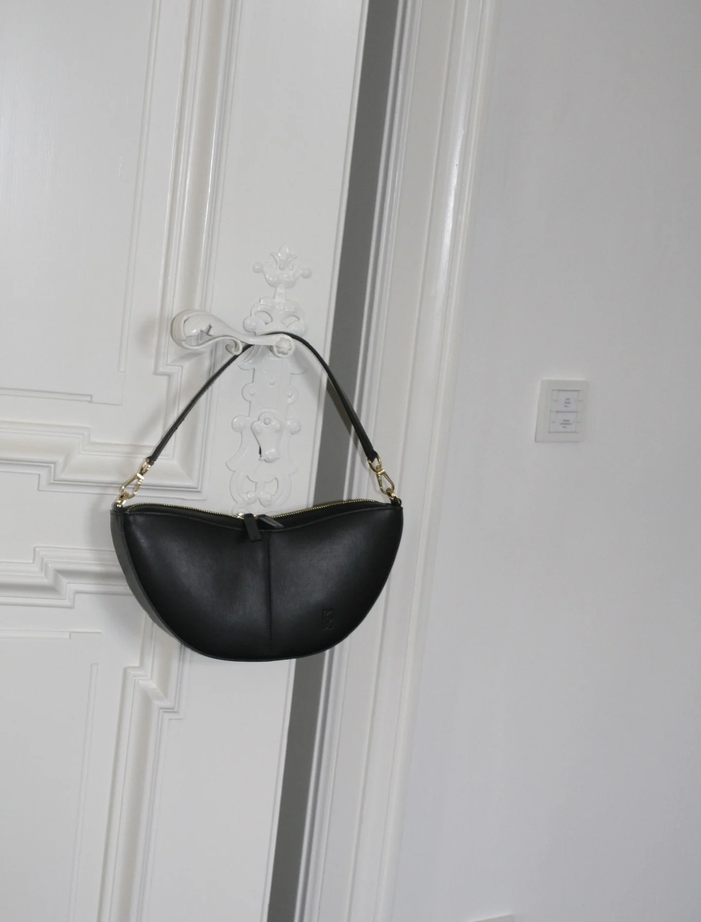 Effortless elegance meets Italian craftsmanship: The Paola in Charcoal Black: perfect for city strolls or your next coffee date. Timeless by intention. 

#fivefortythelabel