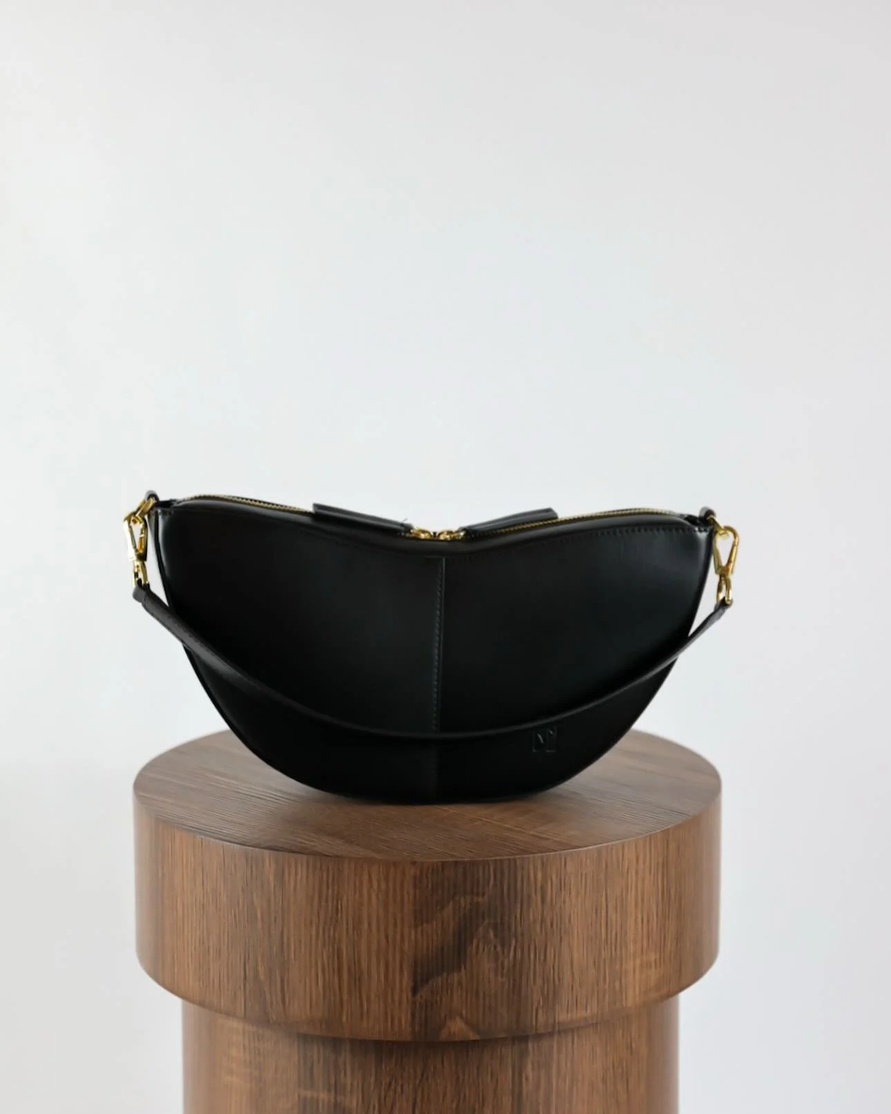 The compact crossbody and shoulder bag PAOLA - explore the PAOLA in black and cherry red