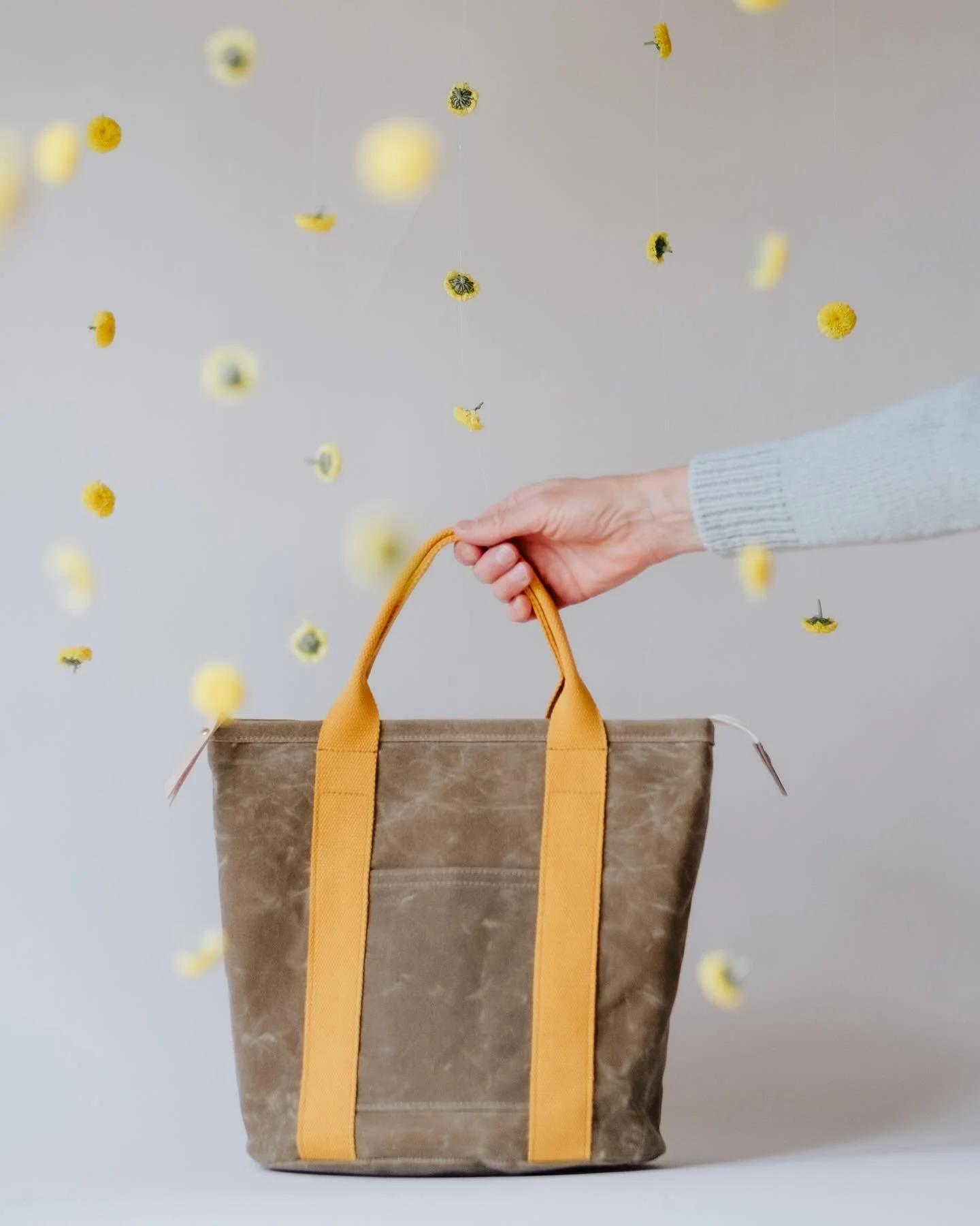 Introducing the Small Tote Bag!
For this first round I made three different color combinations. Shown here are&hellip;

🌼field tan waxed canvas on the outside with yellow handles and yellow lining
🌼field tan waxed canvas with khaki green handles an