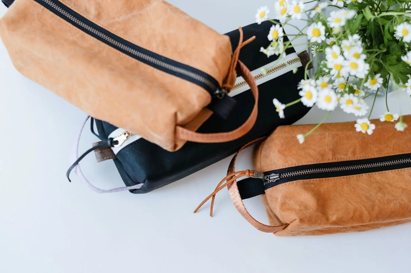 Coreopsis flowers make this deep desert orange color. I used them to hand dye this heavyweight canvas duck for this batch of zipper bags.

The black zipper bags are waxed canvas with a mauve hand dyed canvas lining.

#botanicaldye
#coreopsis
#natural