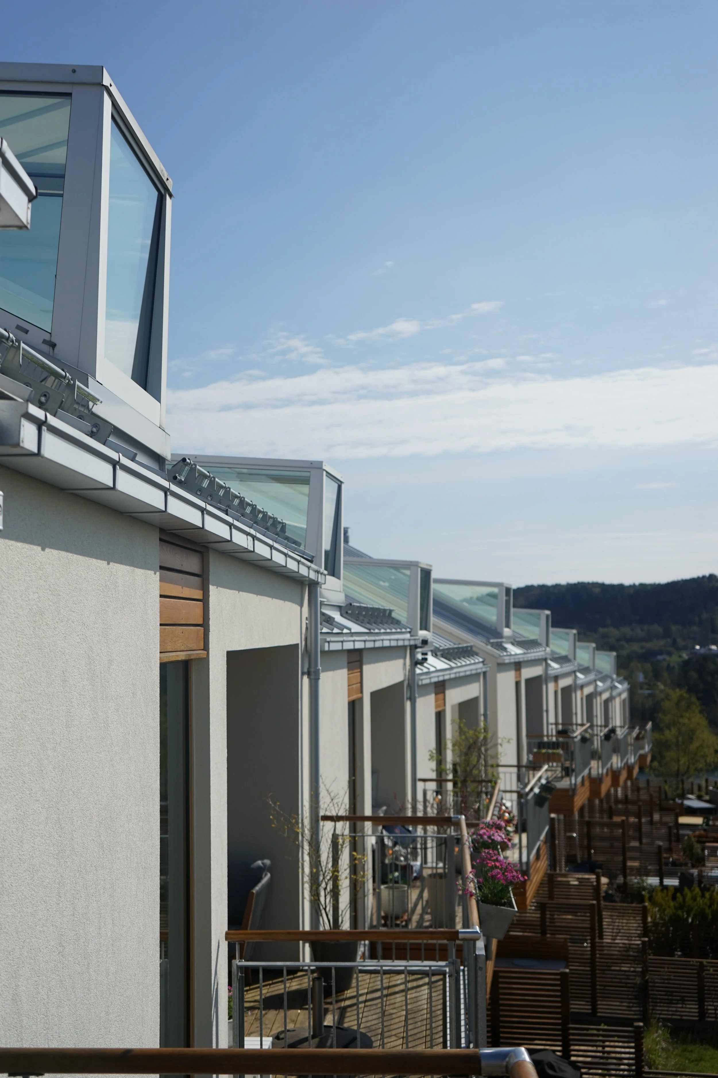 FORSIDE 022.2_Rekkehus nedtrappes i landskapet.JPG
