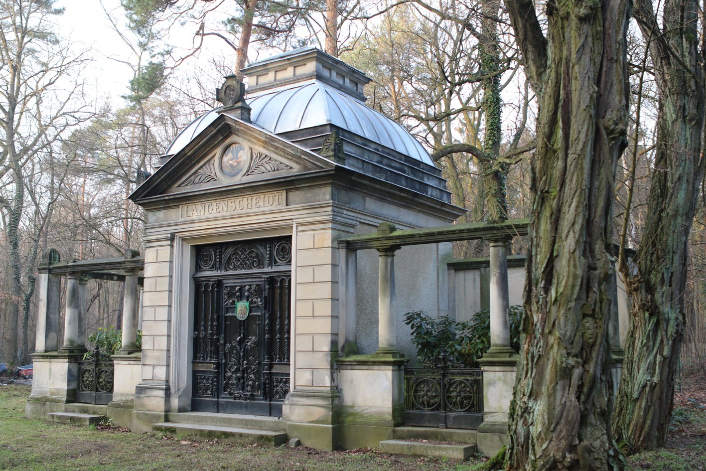 Mausoleuem_Langenscheidt_fertiggestellt_Schraegansicht