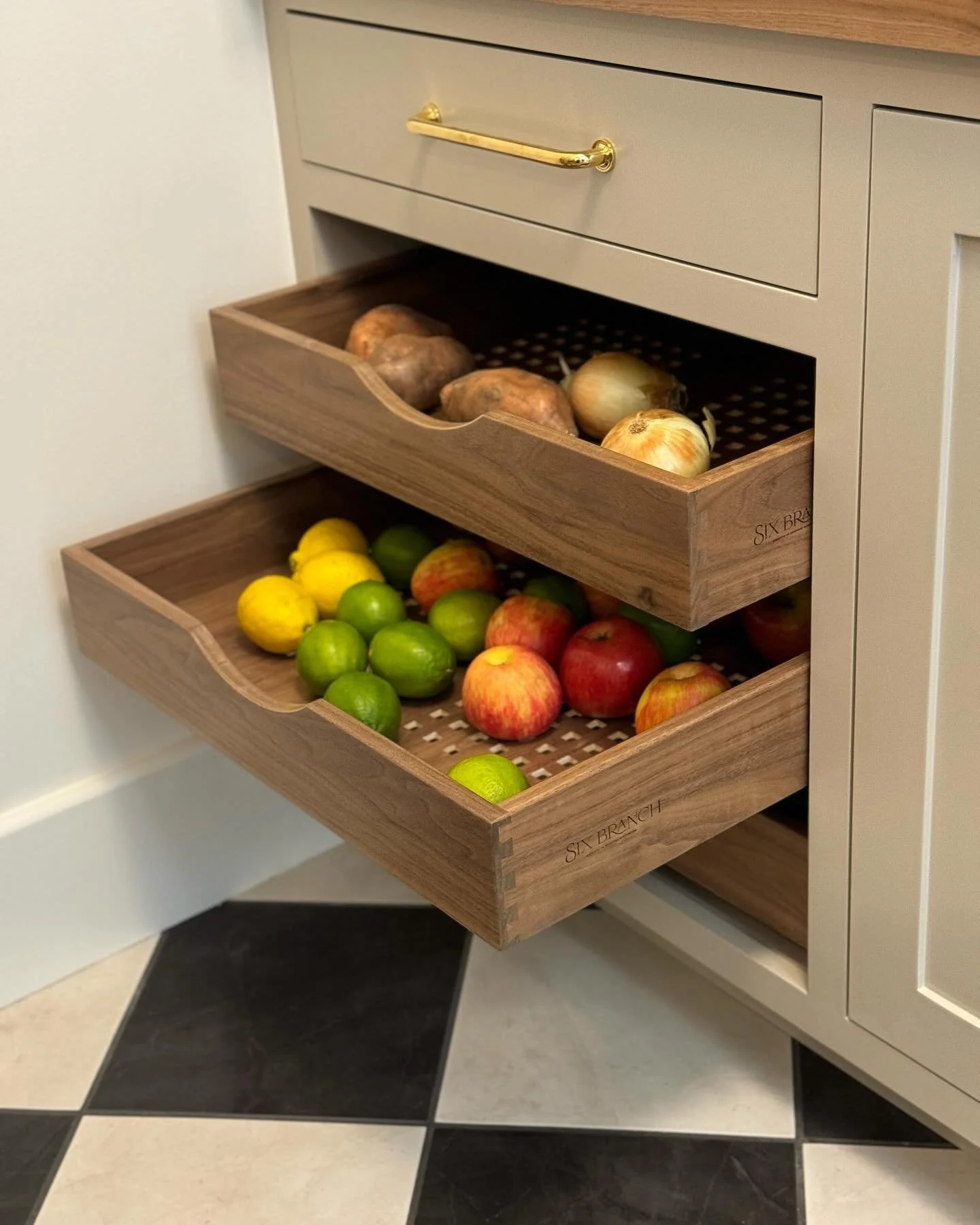 Custom walnut produce drawers for the pantry, perfectly executed by @sixbranchcustomwoodworking. 😍

GC: @alpine_builders 
Interior Design: @lemuellerdesignco 
Cabinetry: @sixbranchcustomwoodworking 
.
.
.
.
#timelessdesign #insetcabinets #interiorde