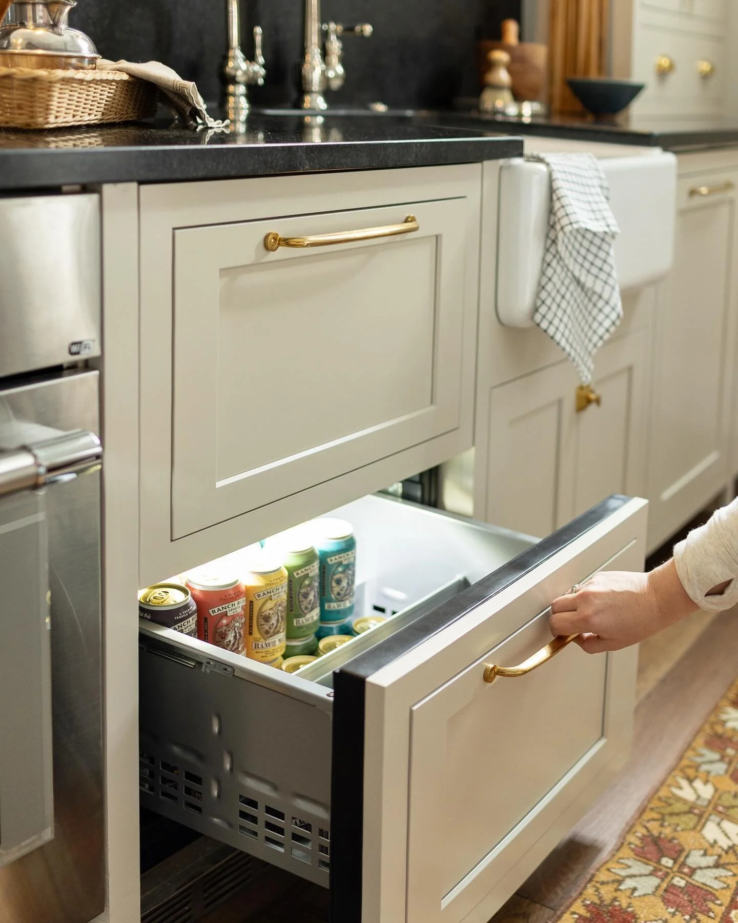 So many favorites in one frame&hellip; inset cabinetry, paneled fridge drawers, unlacquered brass hardware, a vintage runner, mixed metals, honed stone countertops, a @ranchriderspirits stocked fridge&hellip;

@annikarae delivered some eye candy to o