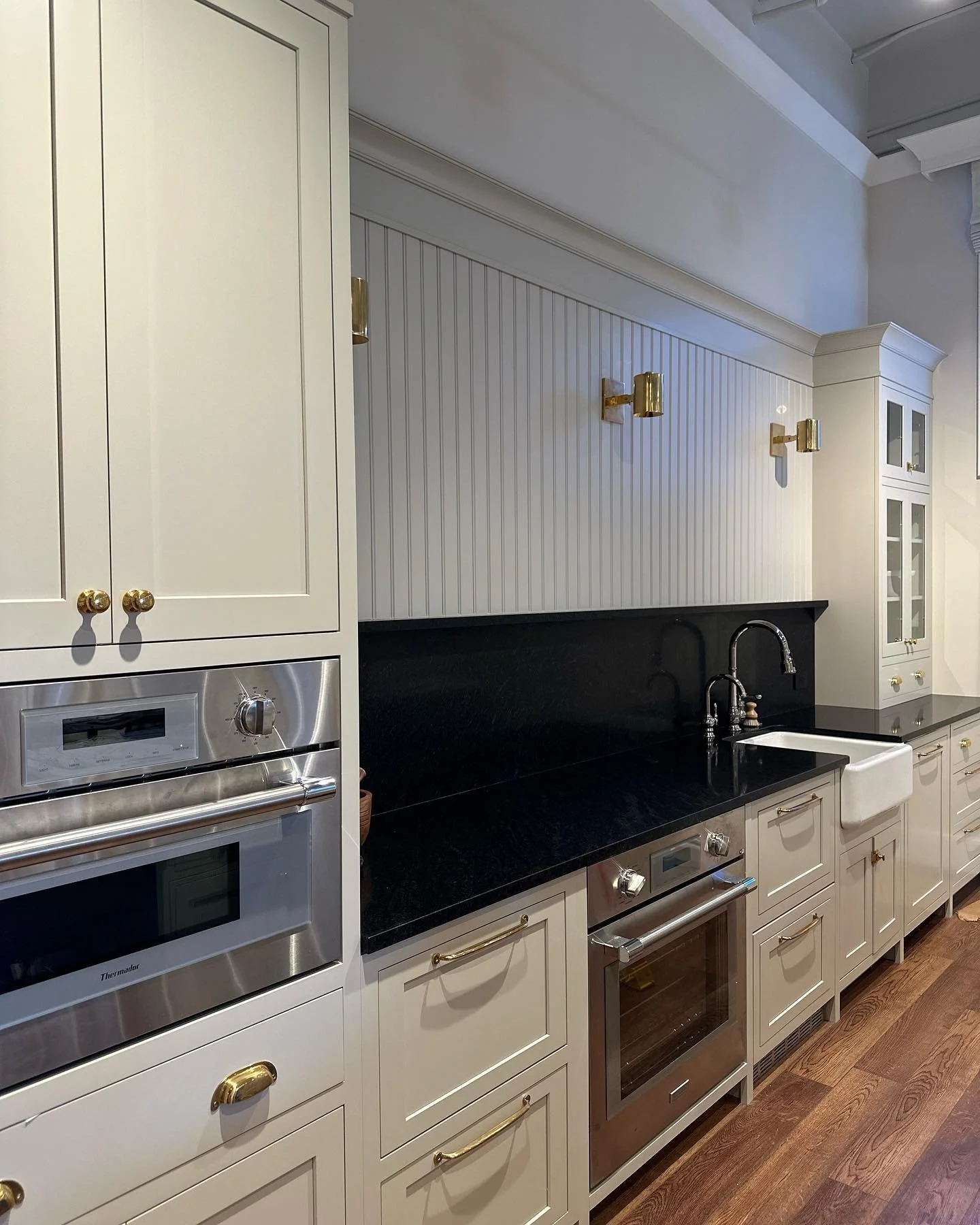 Finishing touches were installed in @lemuellerdesignco&rsquo;s experience kitchen today and we are 😍😍! So much more beauty to unveil for this amazing transformation on 10th. SWIPE FOR BEFORE &gt;&gt;&gt;
.
.
.
.
.
#interiordesign #kitchendesign #re