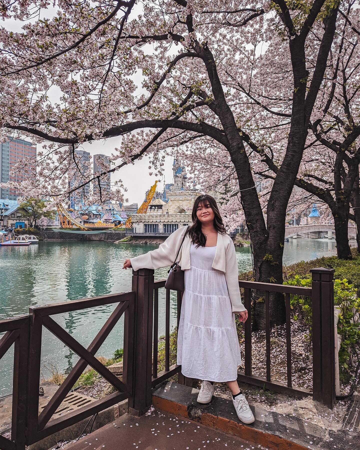 A never-ending pathway of cherry blossoms at Seokchon Lake in Seoul. 🙈🌸 So glad we caught it at full bloom!