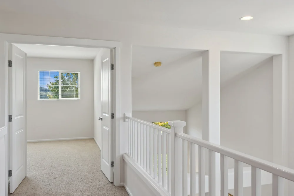 17_1631922ndStE_6_Hallway_HiRes.jpg