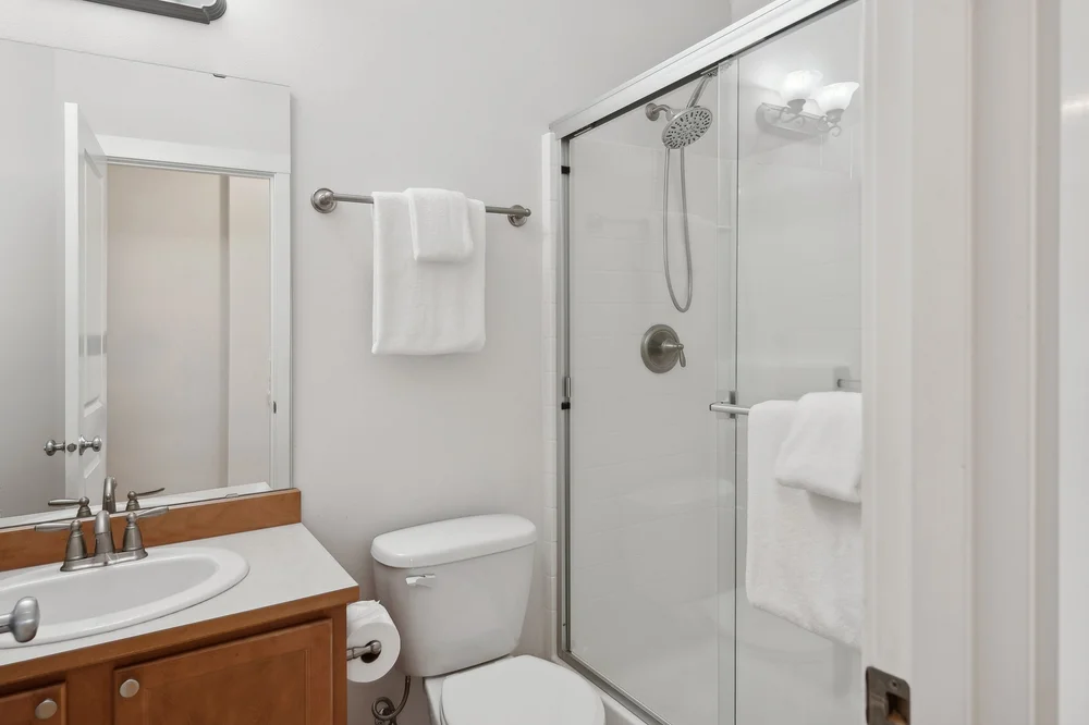 28_1631922ndStE_8_Bathroom_HiRes.jpg