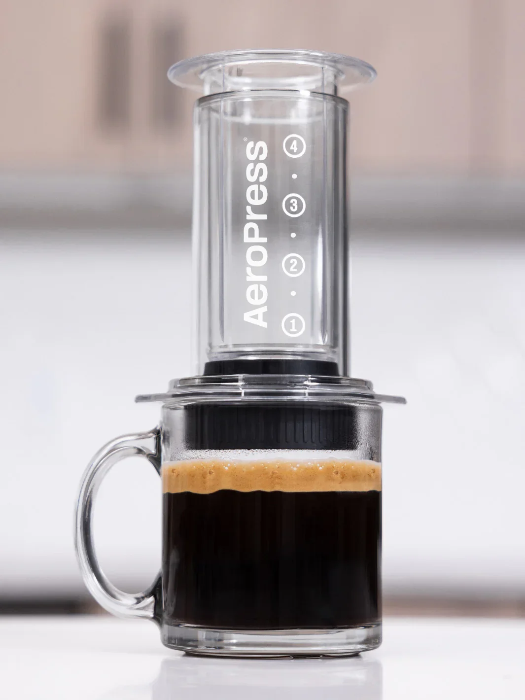aeropress_clear-brewer_transparent_in-use_03.webp