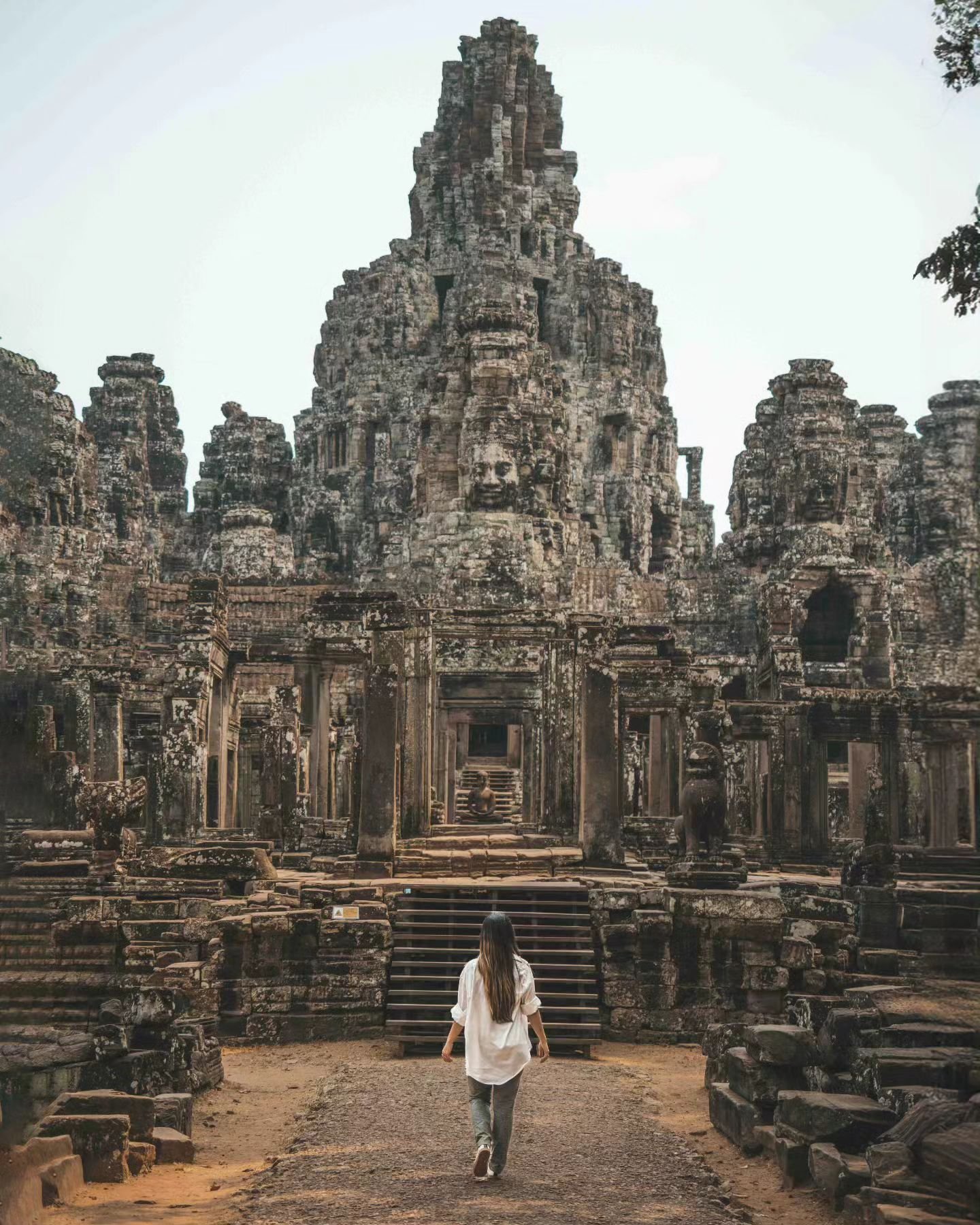 C A M B O D I A 🇰🇭 My 170th country! 🎉 My final stop on this trip before heading home, I'm excited to be exploring the famous temples of Angkor Wat! My personal favorites are:

✨️ Angkor Wat for sunrise
✨️ Bayon Temple
✨️ Ta Prohm
✨️ Ta Som

You c