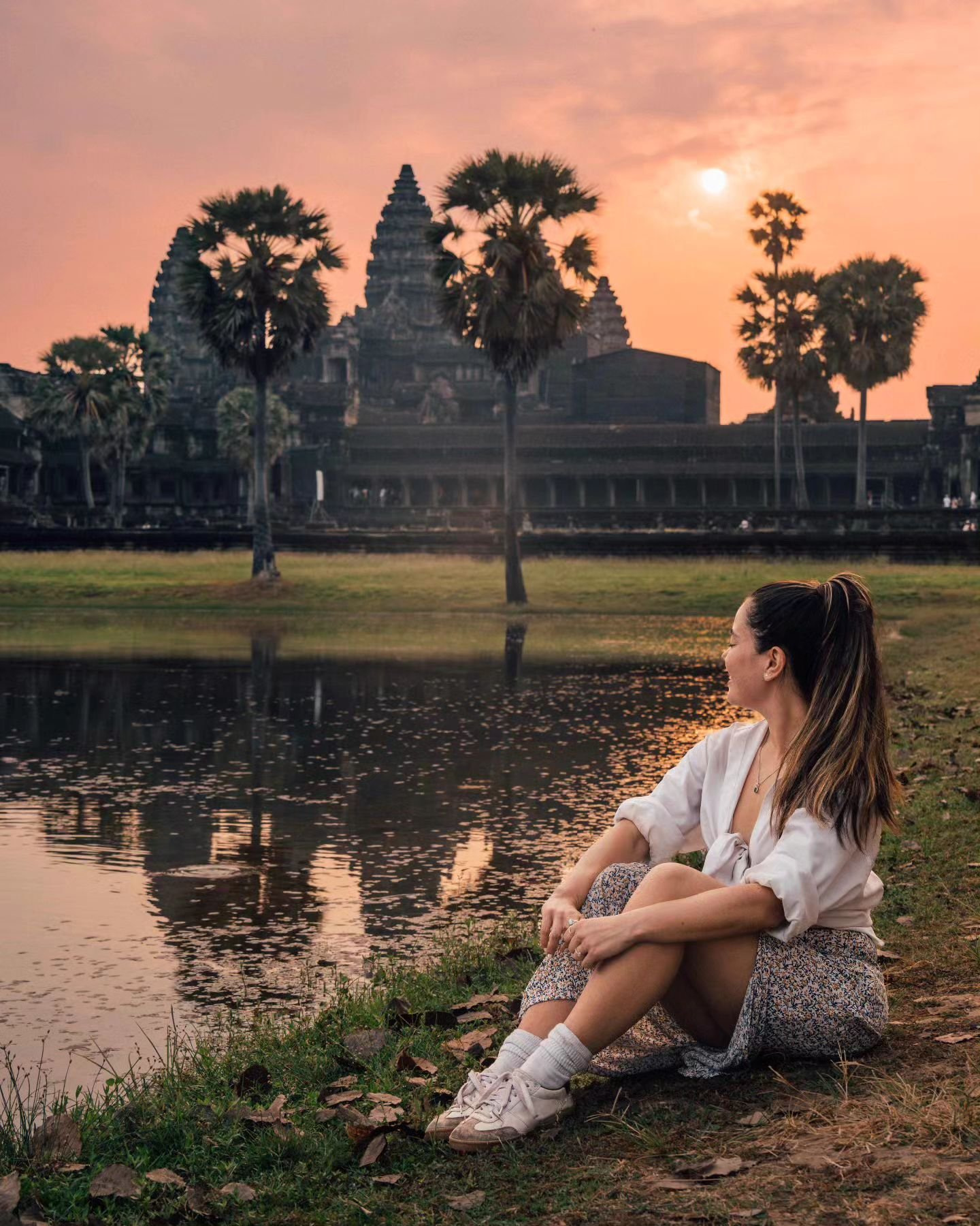 How to get photos at Angkor Wat without any people ✨️ SAVE ✨️ for your next visit! 

✨️ Sunrise is of course the best time to visit Angkor Wat, but there are still crazy crowds. Below are the best spots to get photos with little to no people! 

✨️ Ri