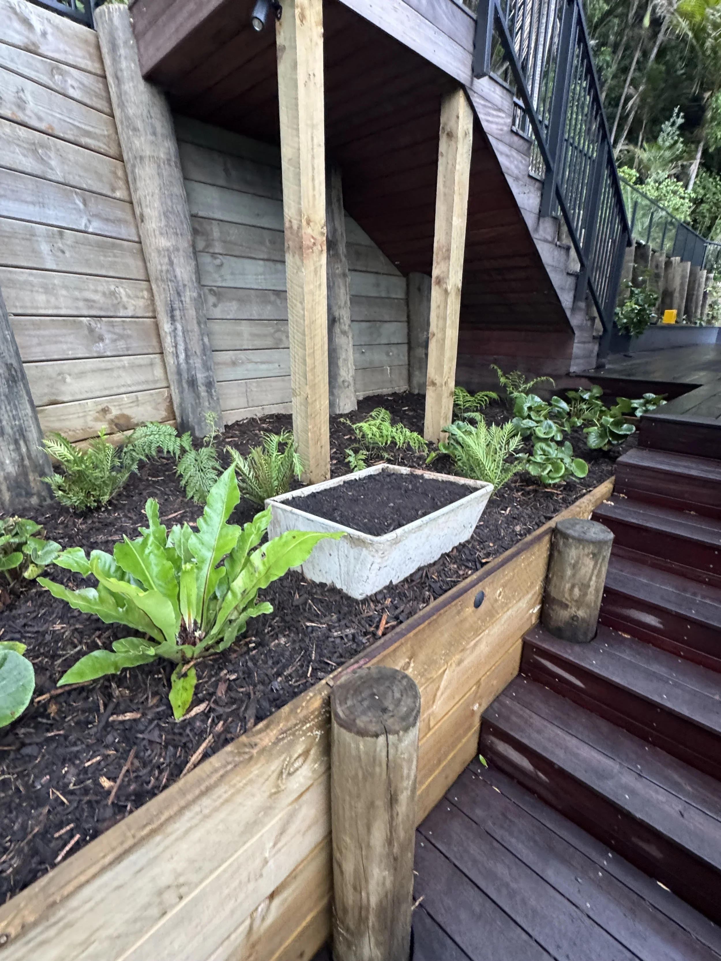 vintage-concrete-sink-landscaping.webp