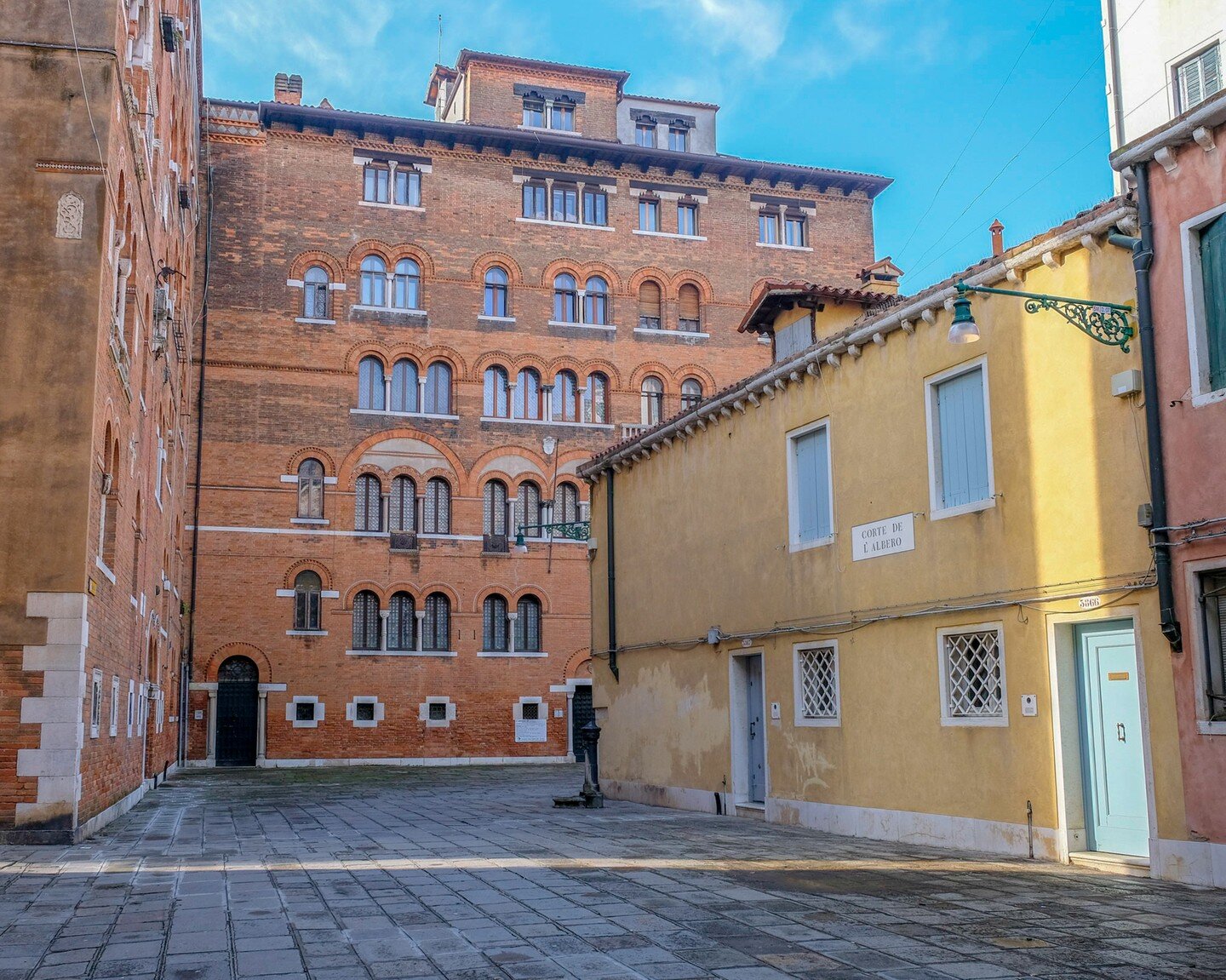 Ray of Light
(Venice, Italy)

#italy #venice #venezia #light #streetphotography #architecture