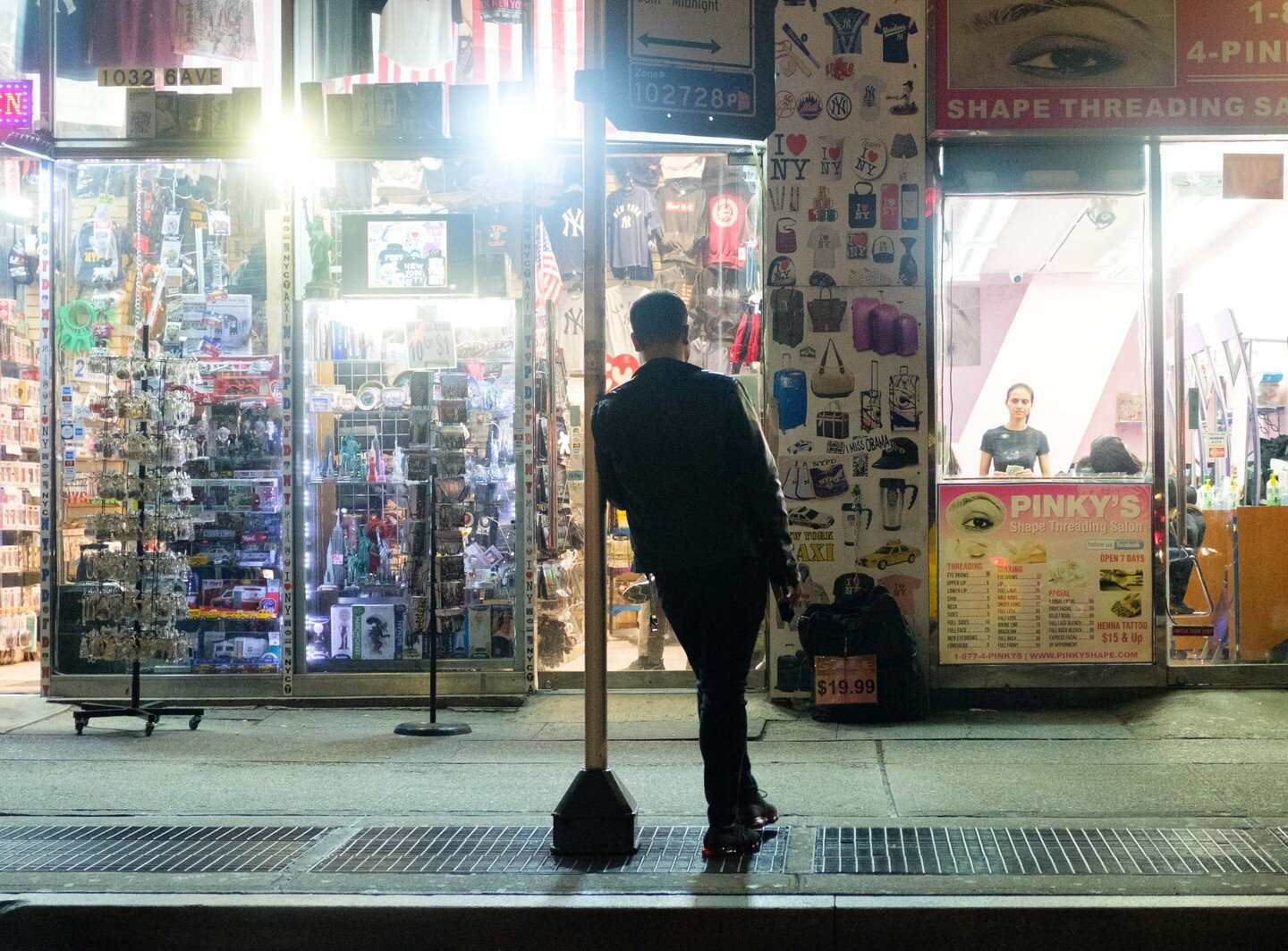 New York, US

#streetphotography #OpticNerveLayers @opticnervecollective #nightphotography @nytmag nycspc @newyork #newyork #nyc #manhattan @pictures_of_newyork #picturesofnewyork @cmonboardnyc @newyork_world @loving_newyork @city_of_newyork @thenycn