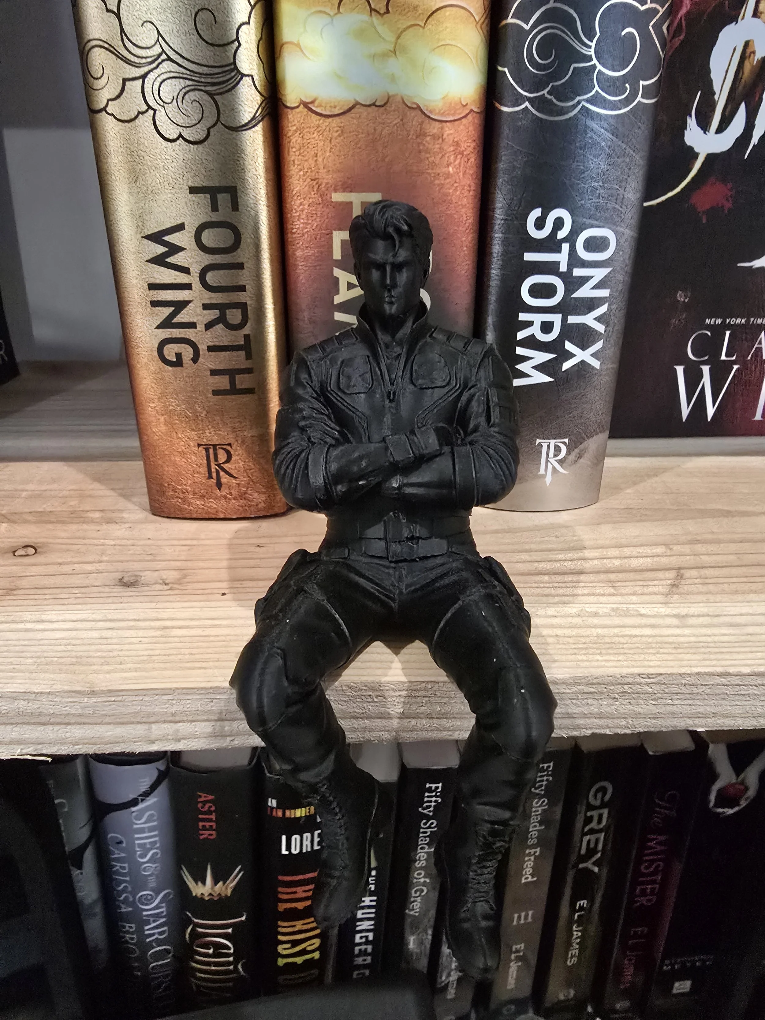 Wingleader Shelf Sitter