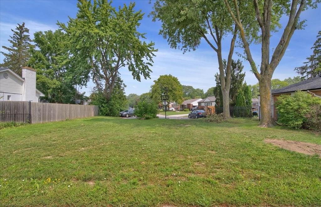 27 - Empty lot rightside of home.jpg