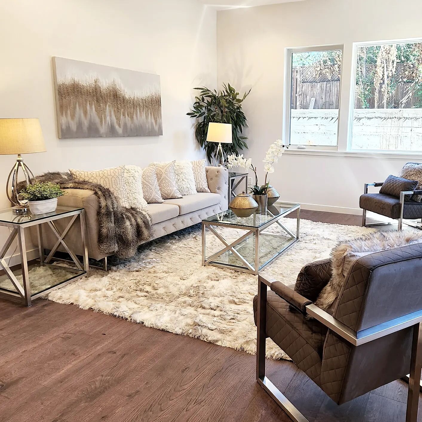The Look Staging- Our 3rd contemporary luxe staging for this brand new construction in Menlo Park! 

#thelookstaging #365staging #staging #staginghomes #stager #newconstruction #LUXURYHOMESTAGING #listingagent #listing #milliondollarlisting #realtor 