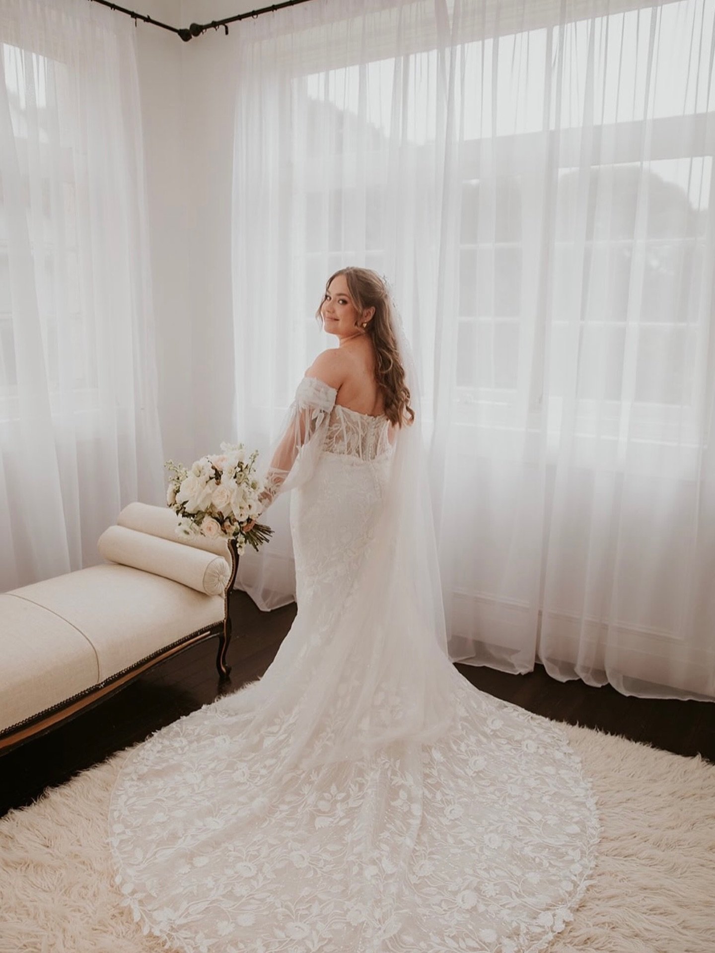 Tahlia 🤍

@thebeautyroom.bybritt 
@therobertsonhotel 
@therobertsonweddings 
@hairongumnut 
@tahliakubecek 
@mcapturephotography