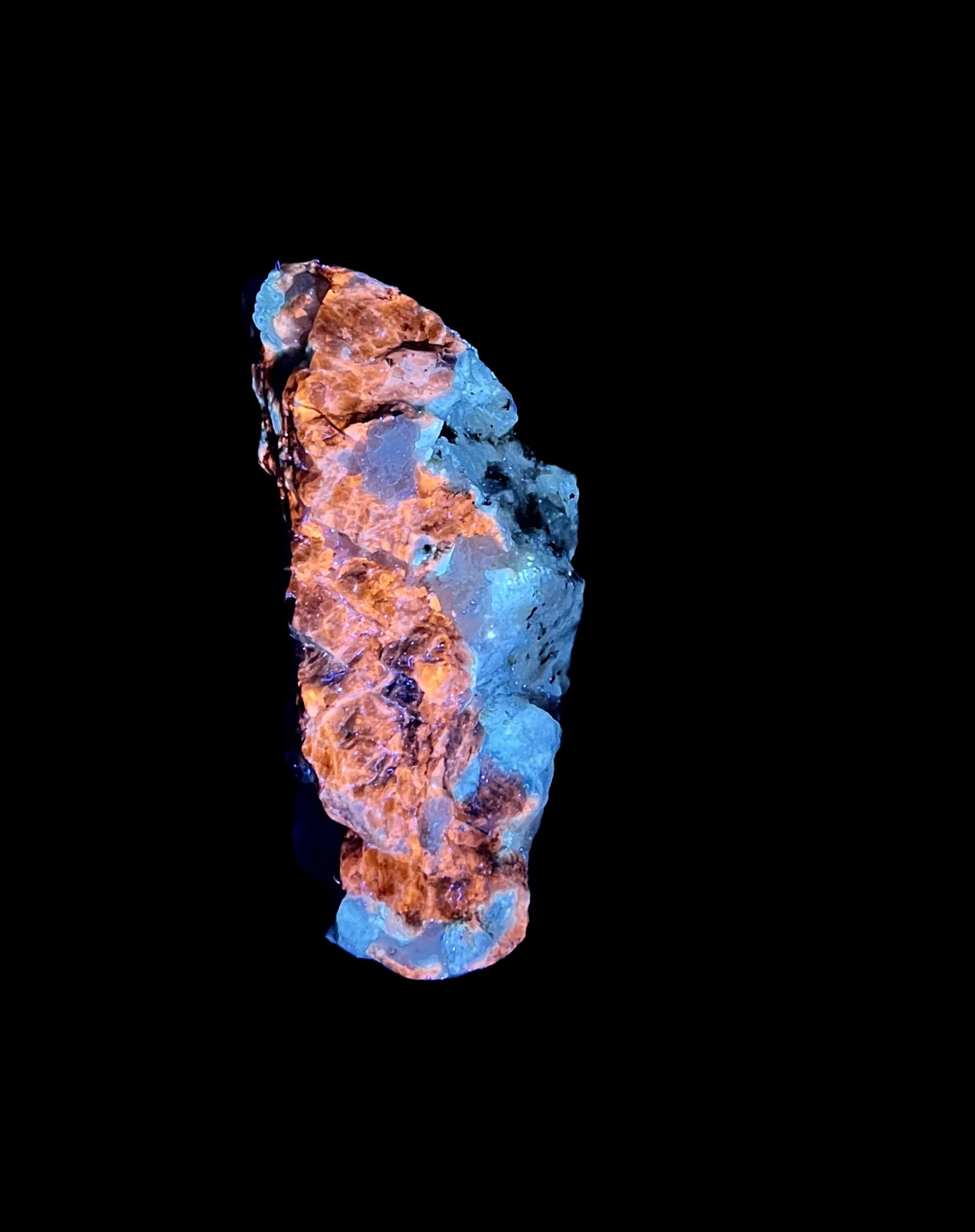 blue sodalite vein in white matrix Pakistan uv fluorescent