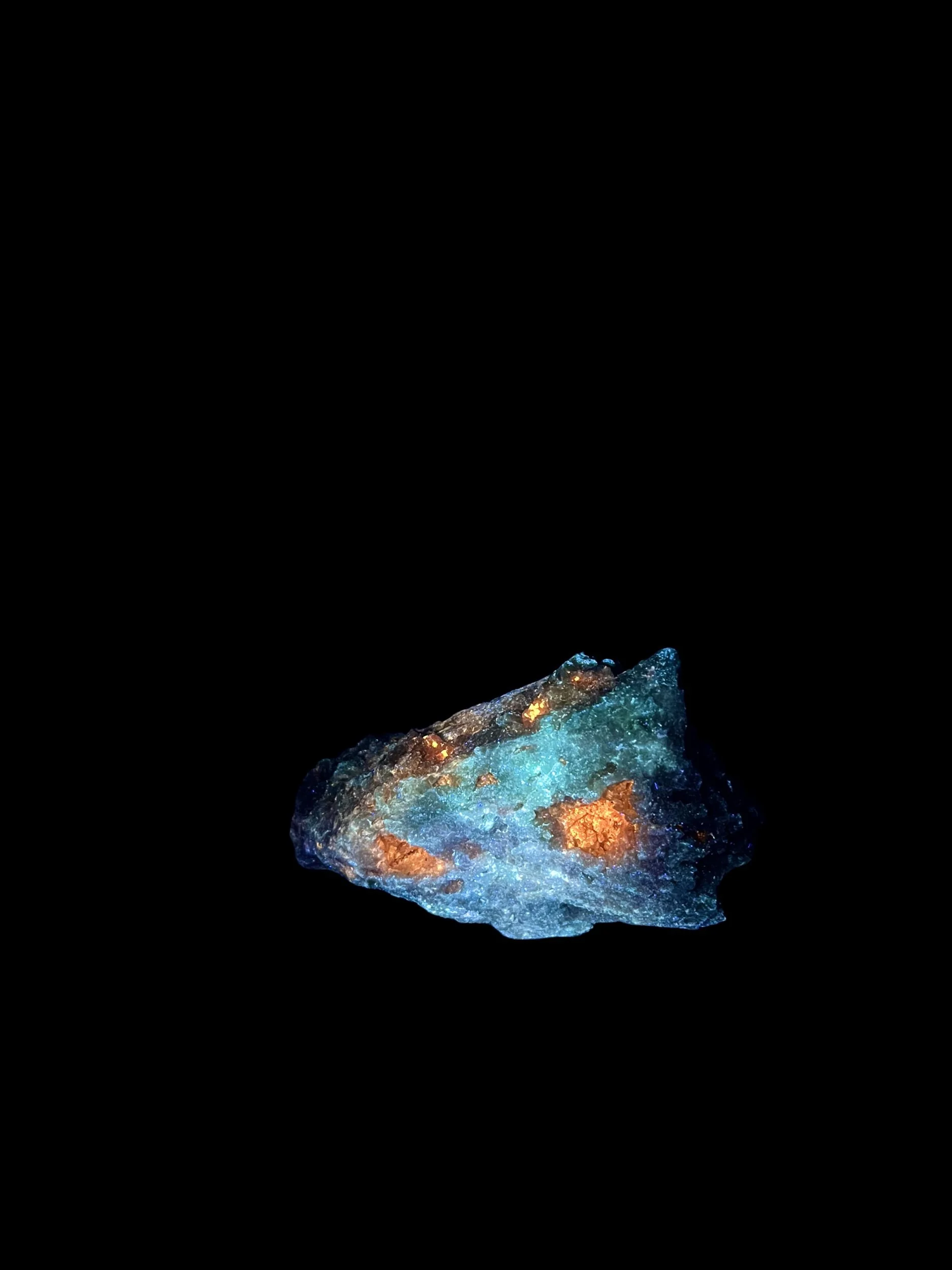 fluorescent vesuvanite