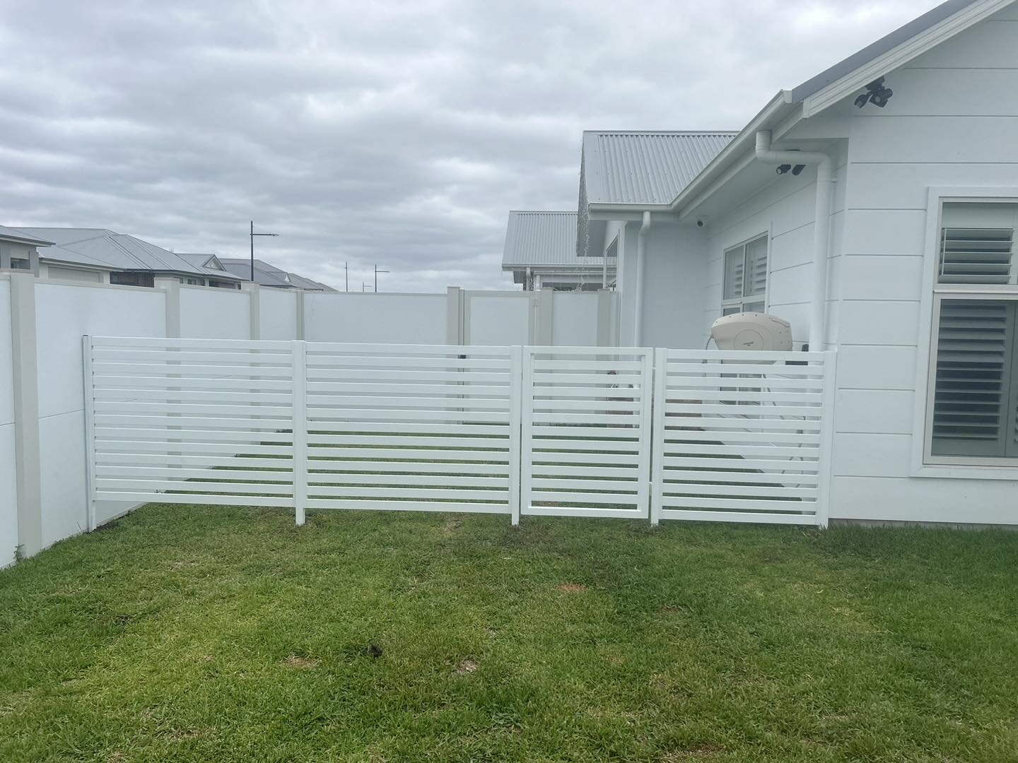 Fabricated and installed this Pearl White Slat fence for a lovely local family to be used as an area for their new pup when entertaining. All fabricated in house using 65x16 RHS for the salts and concealed fixing channels to add a seamless look. If y