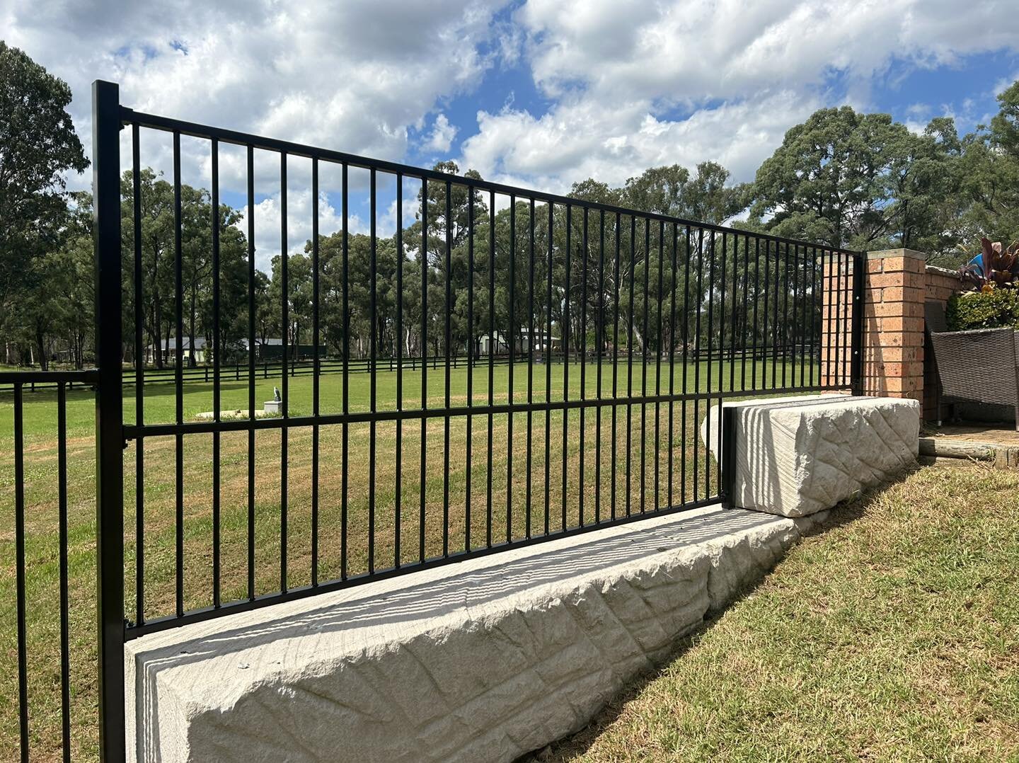 Added in an inhouse custom fabricated panel to our Kentlyn project to complete phase 1. Fabricating this means we could keep the line of the existing brick wall height and maintain this while dropping down onto the next sandstone block level. Very ha